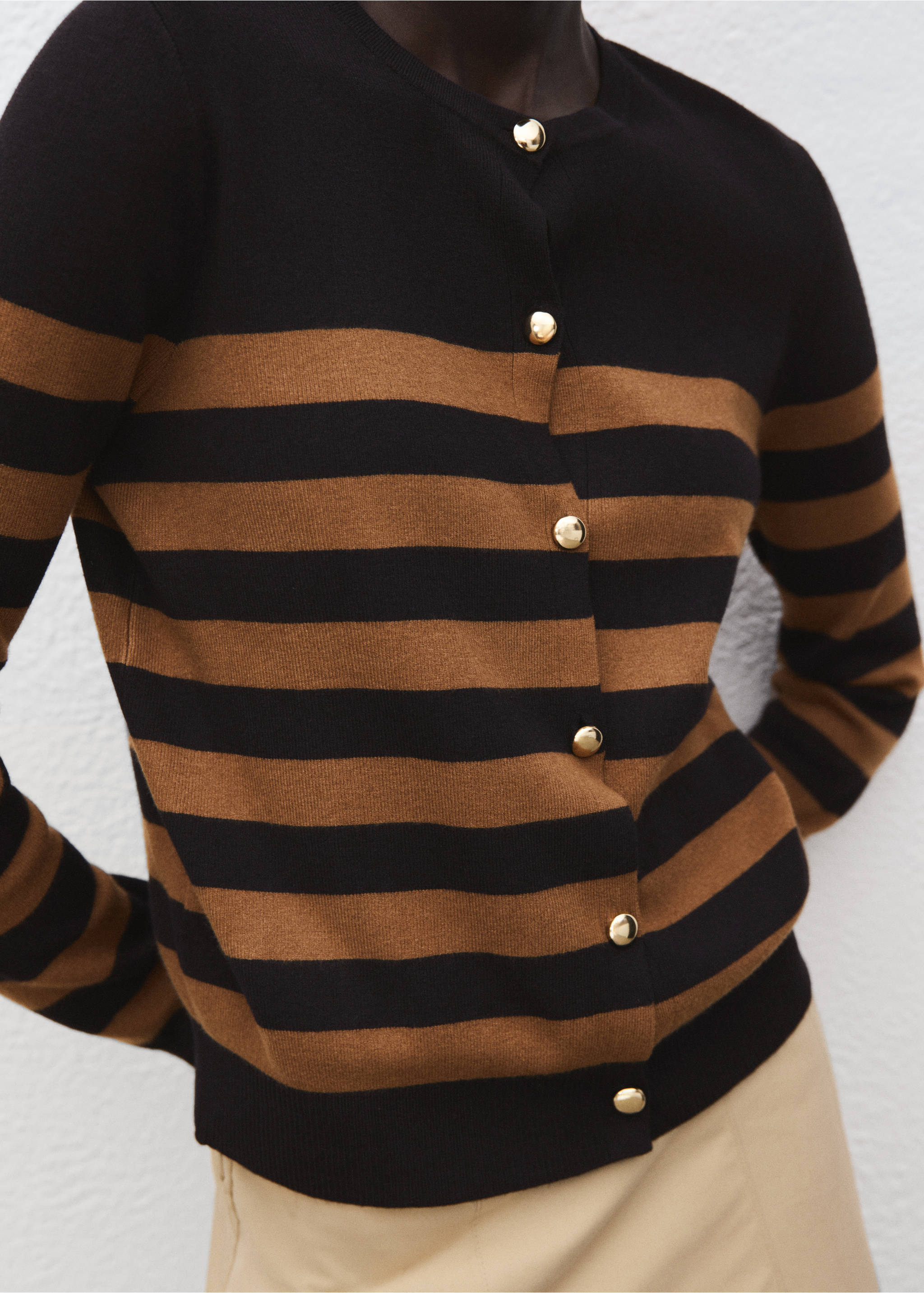 Cardigan with cuff opening - Details of the article 1, Tobacco Brown. Ref: 17045809-00.
