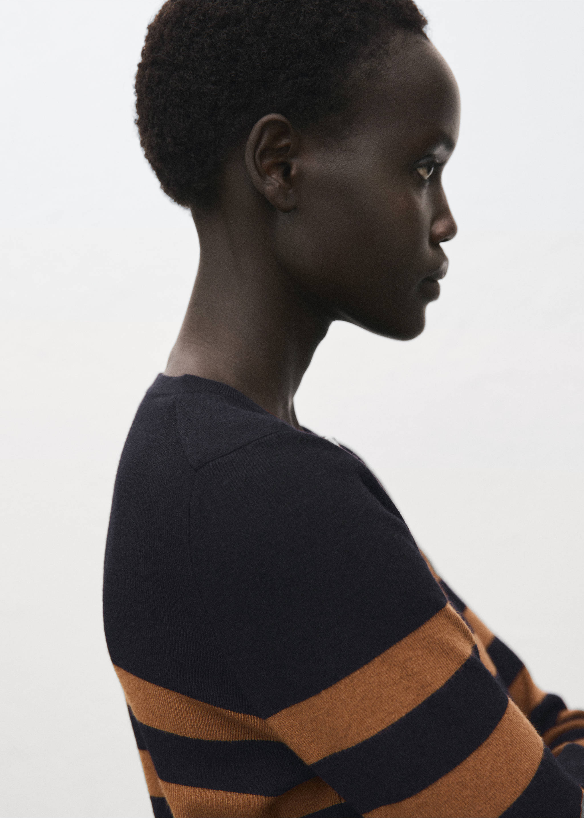 Cardigan with cuff opening - Details of the article 3, Tobacco Brown. Ref: 17045809-00.