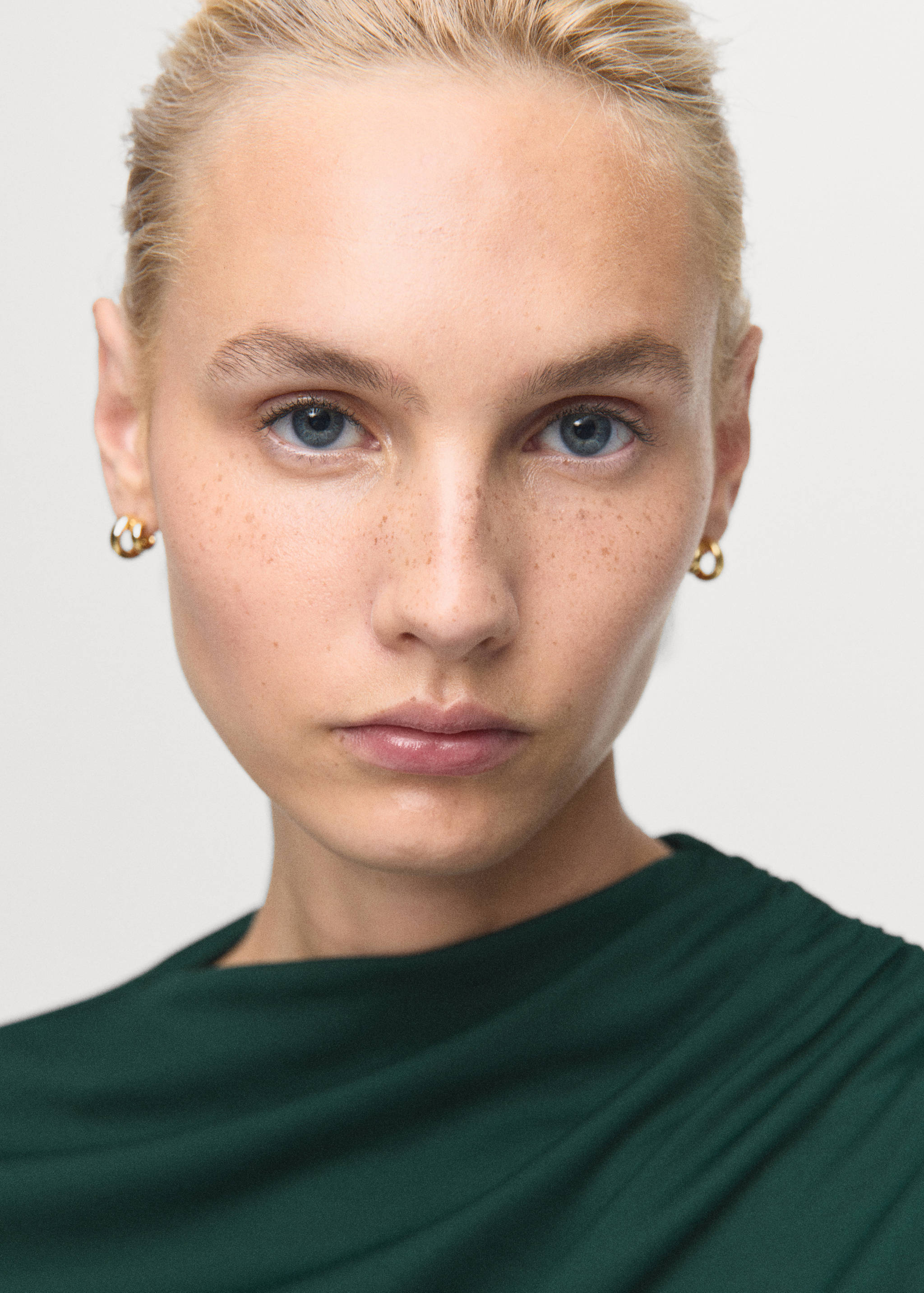 T-shirt with gathered asymmetrical neck - Details of the article 1