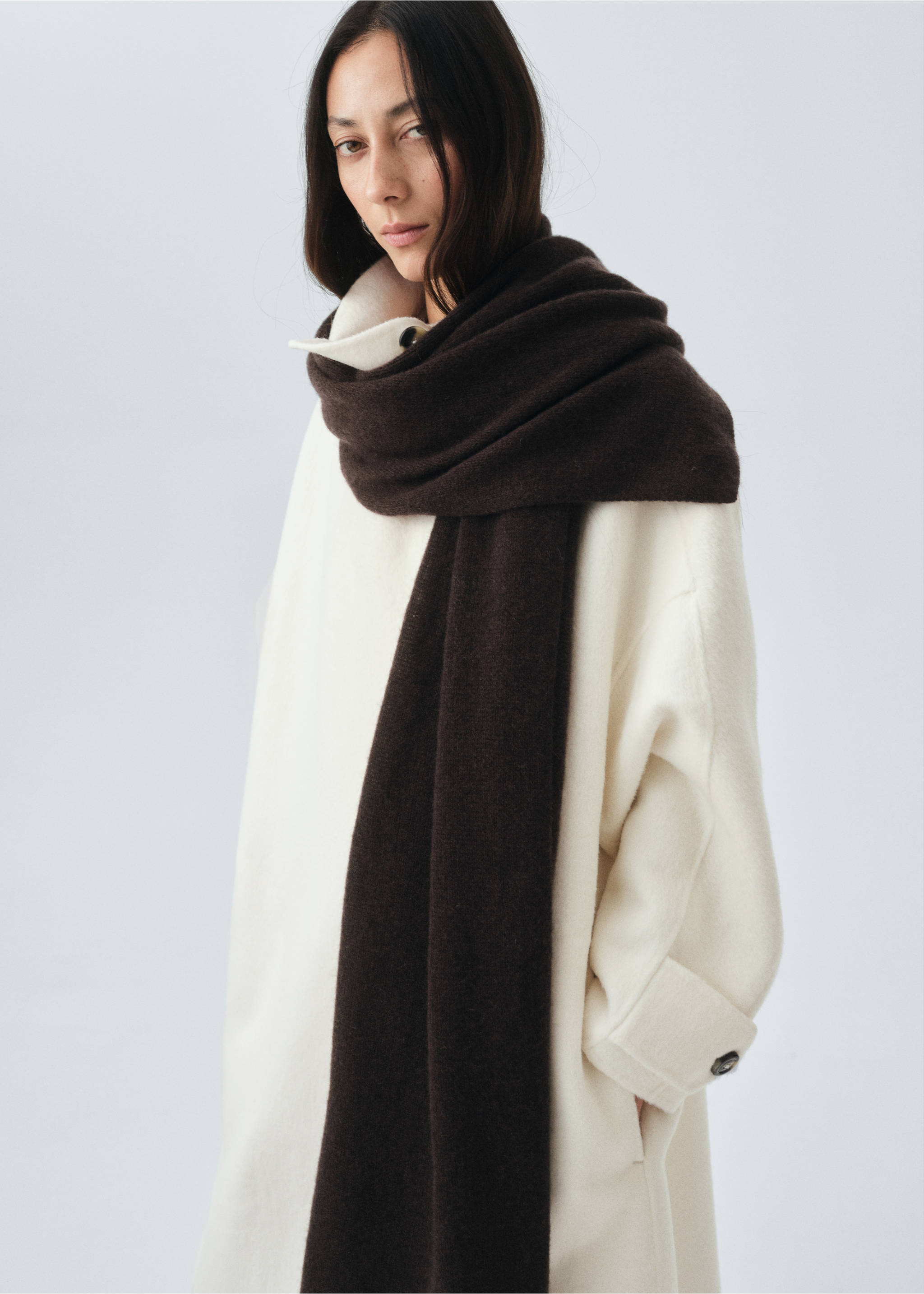 100% cashmere scarf - Details of the article 9, Chocolate. Ref: 17045976-00.