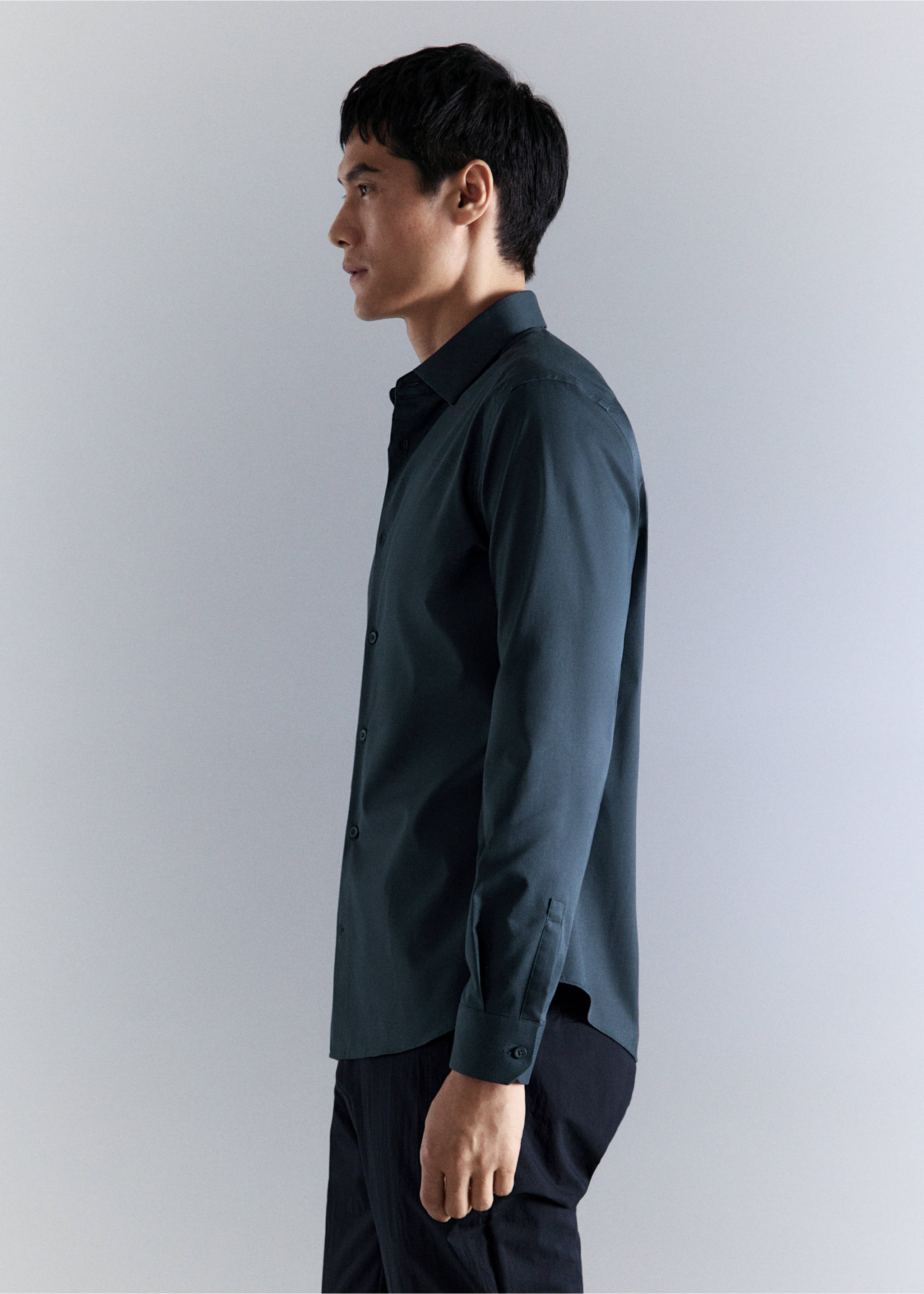 Chemise comfort stretch non-iron - Détail de l'article 2, Bleu marine. Ref: 17045980-00.