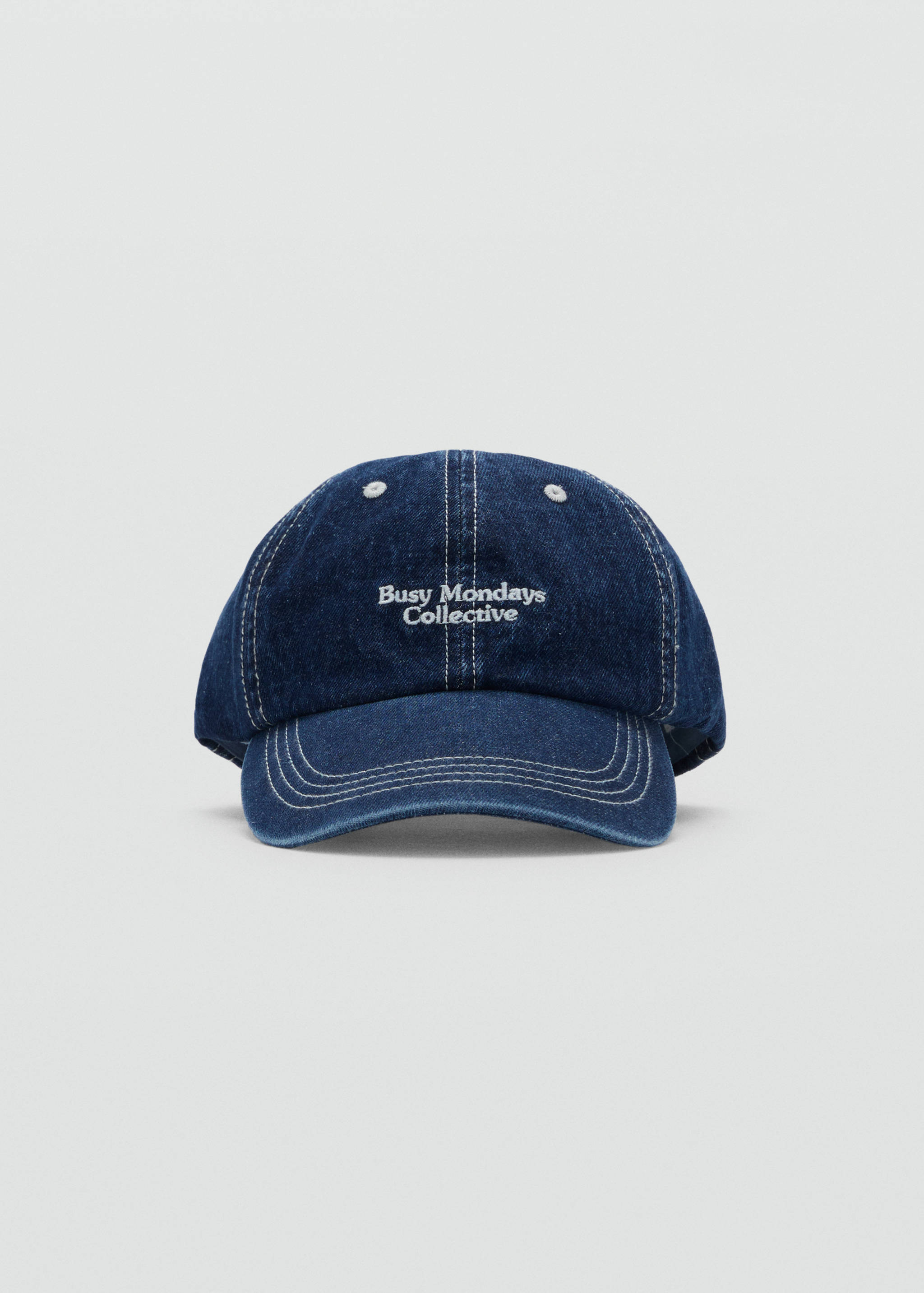 Gorra denim bordada - Plano medio