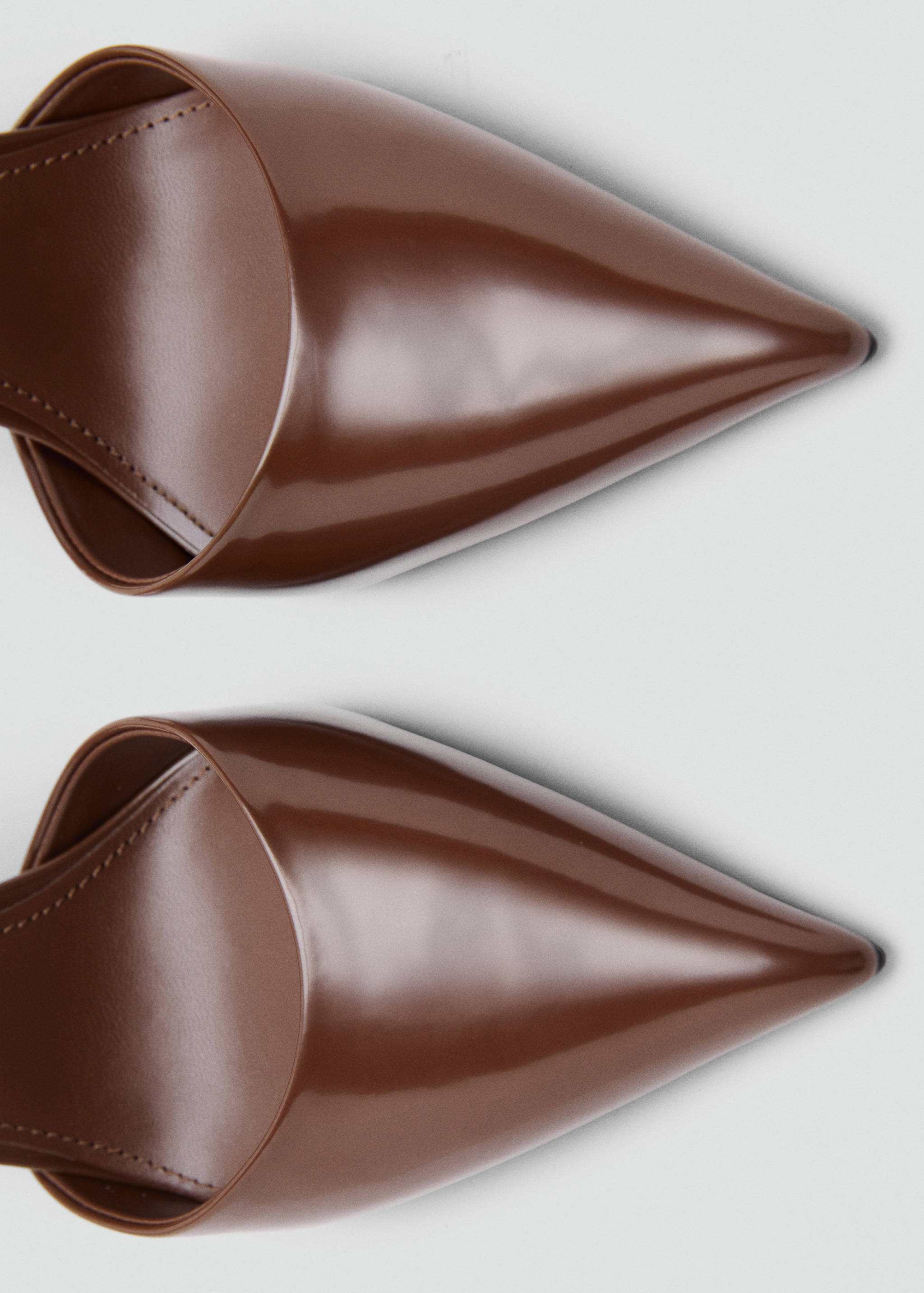 Patent leather pointed-toe court shoes - Details of the article 2
