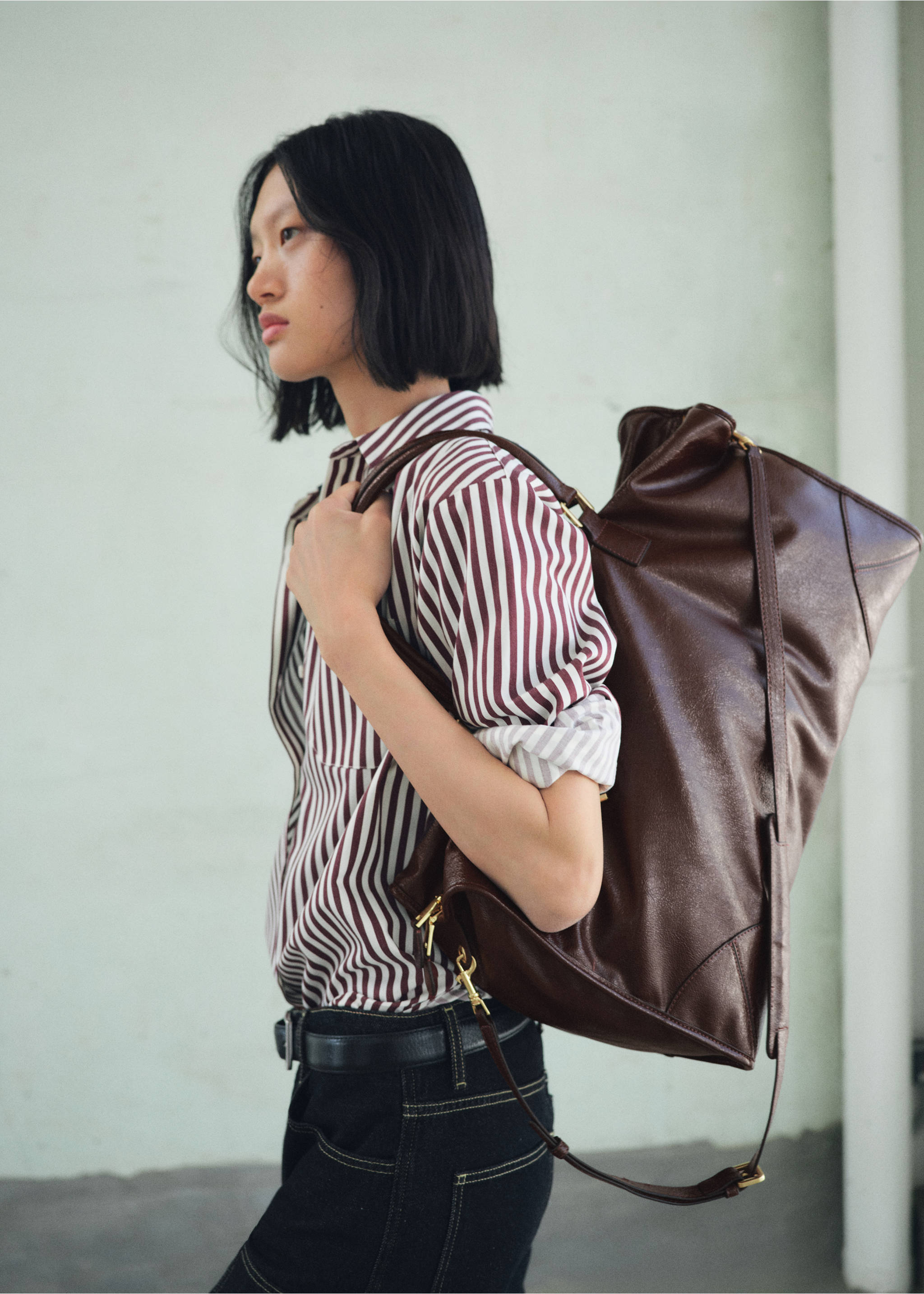 Maxi sac avec anses finition brillante - Détail de l'article 9, Chocolat. Ref: 17046352-00.