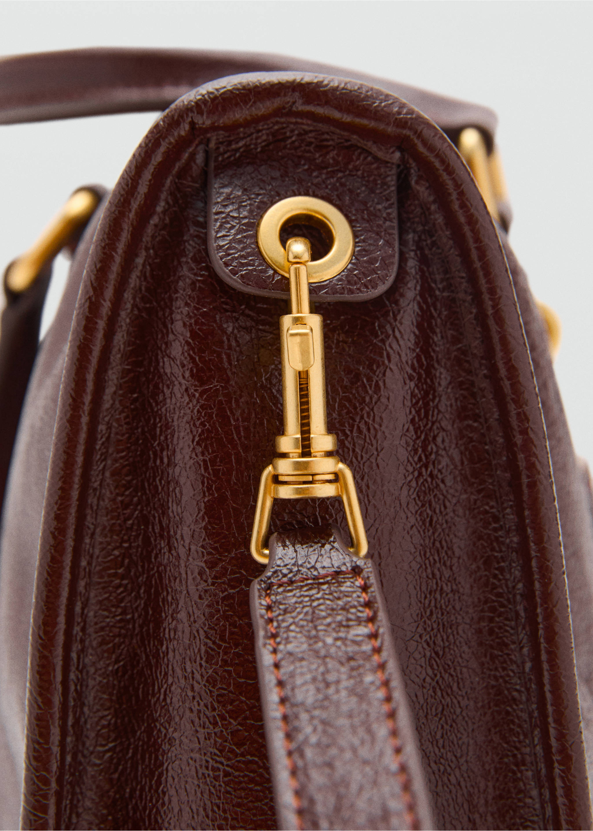 Glanzende tas met hengsels - Detail van het artikel 1, Chocoladebruin. Ref: 17046353-00.