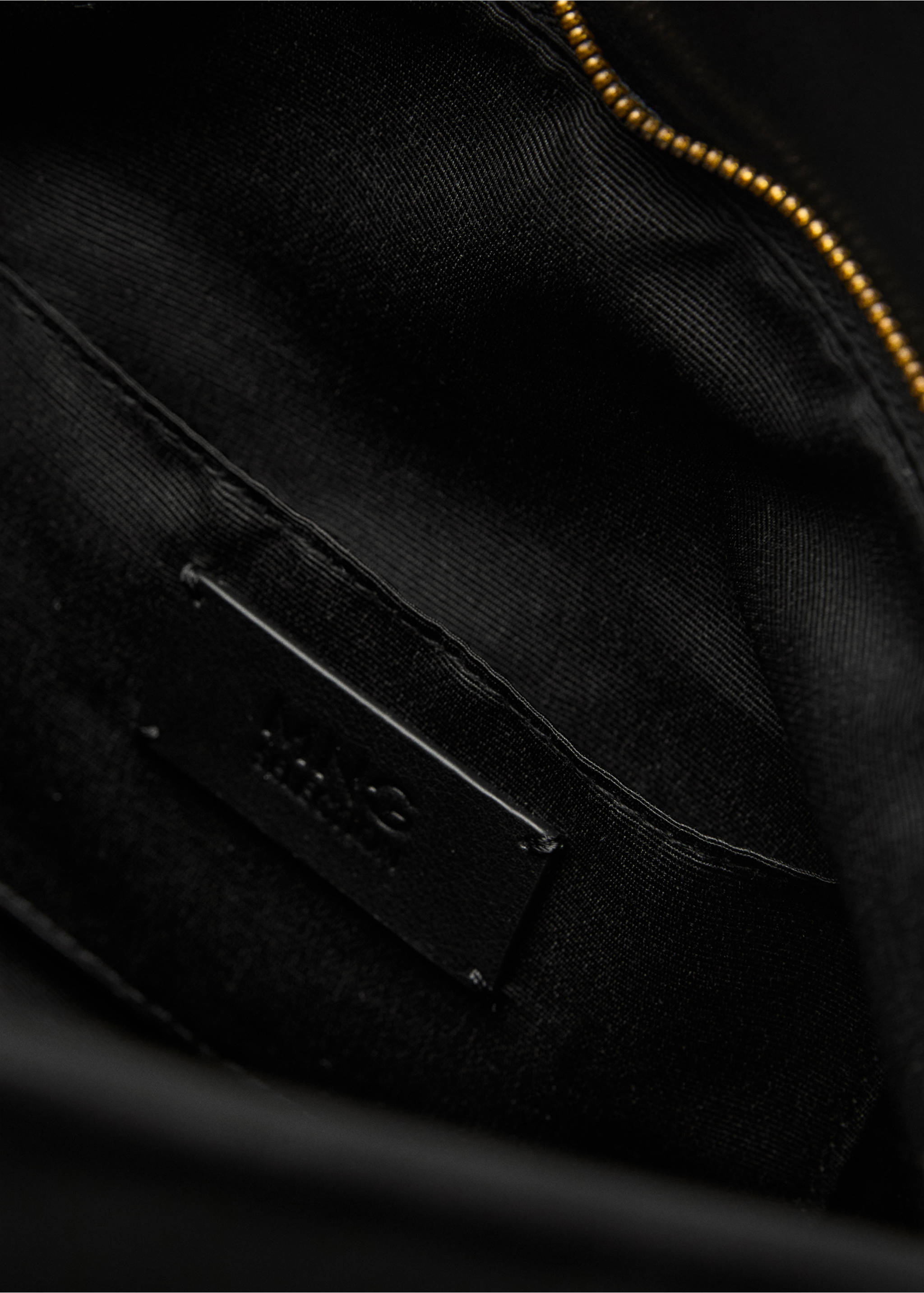 Clutch aus Leder mit Metall-Detail - Detail des Artikels 2, Schwarz. Ref: 17046357-00.