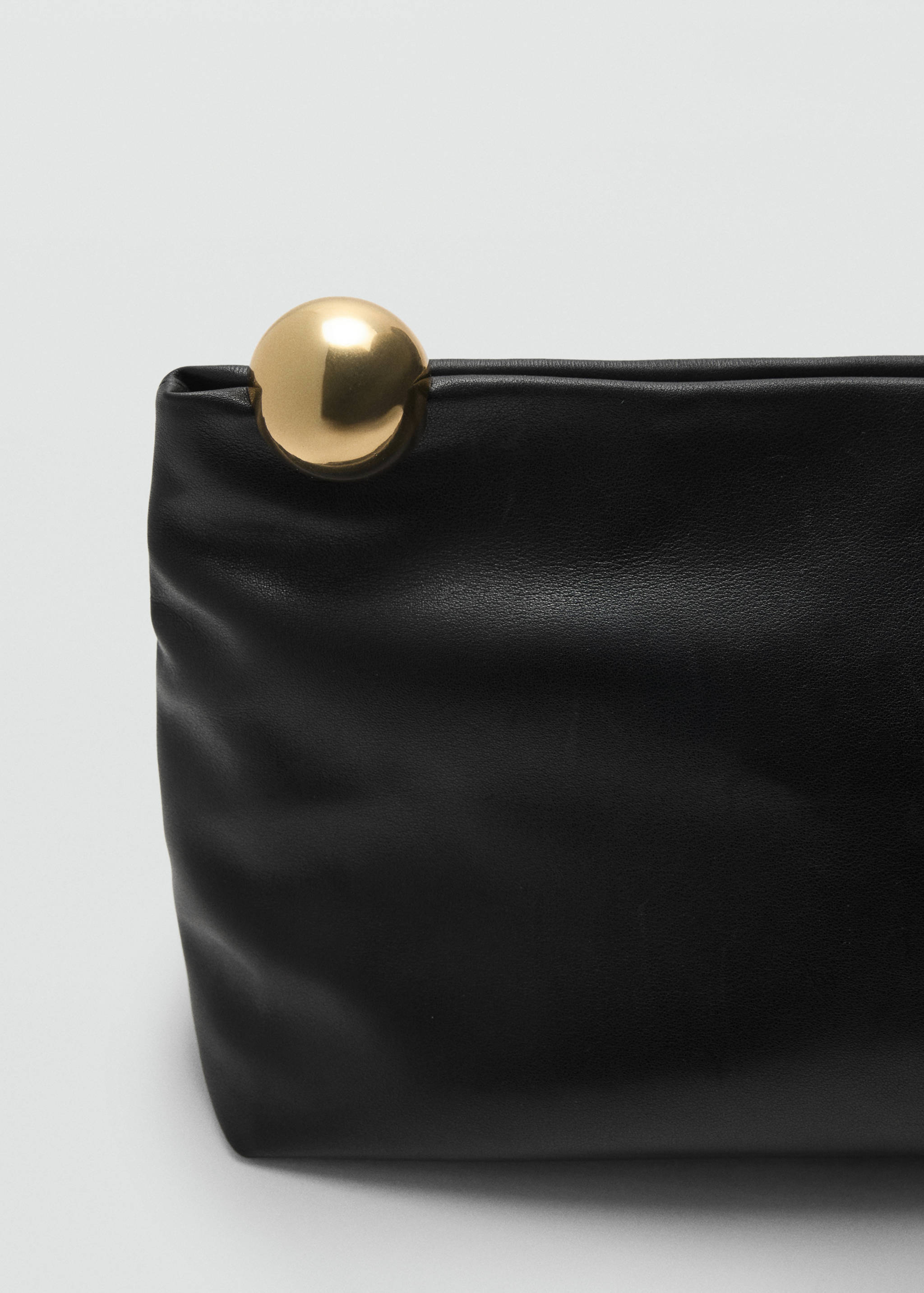 Clutch aus Leder mit Metall-Detail - Detail des Artikels 4