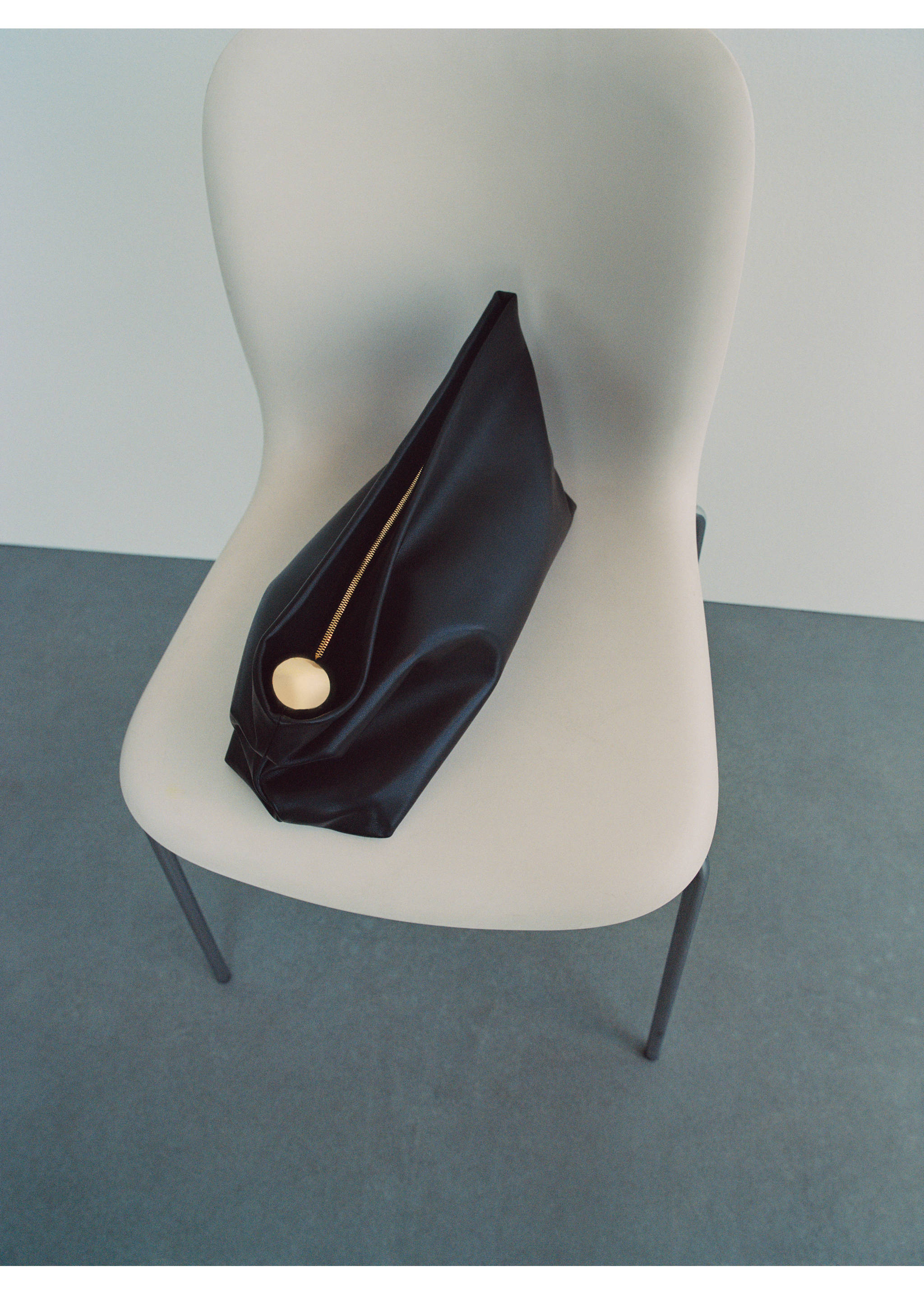 Clutch aus Leder mit Metall-Detail - Detail des Artikels 9, Schwarz. Ref: 17046357-00.