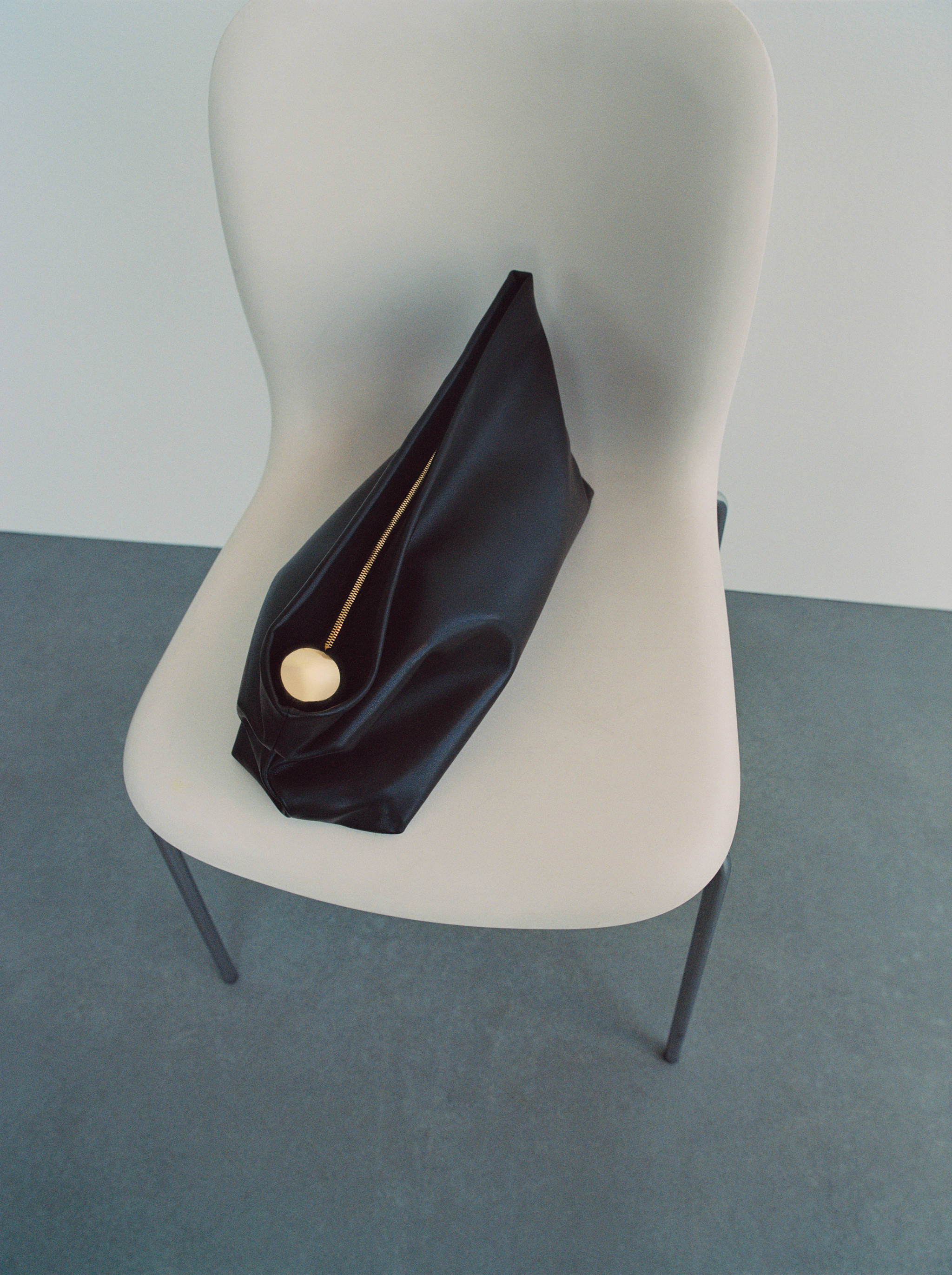 Clutch aus Leder mit Metall-Detail - Detail des Artikels 9