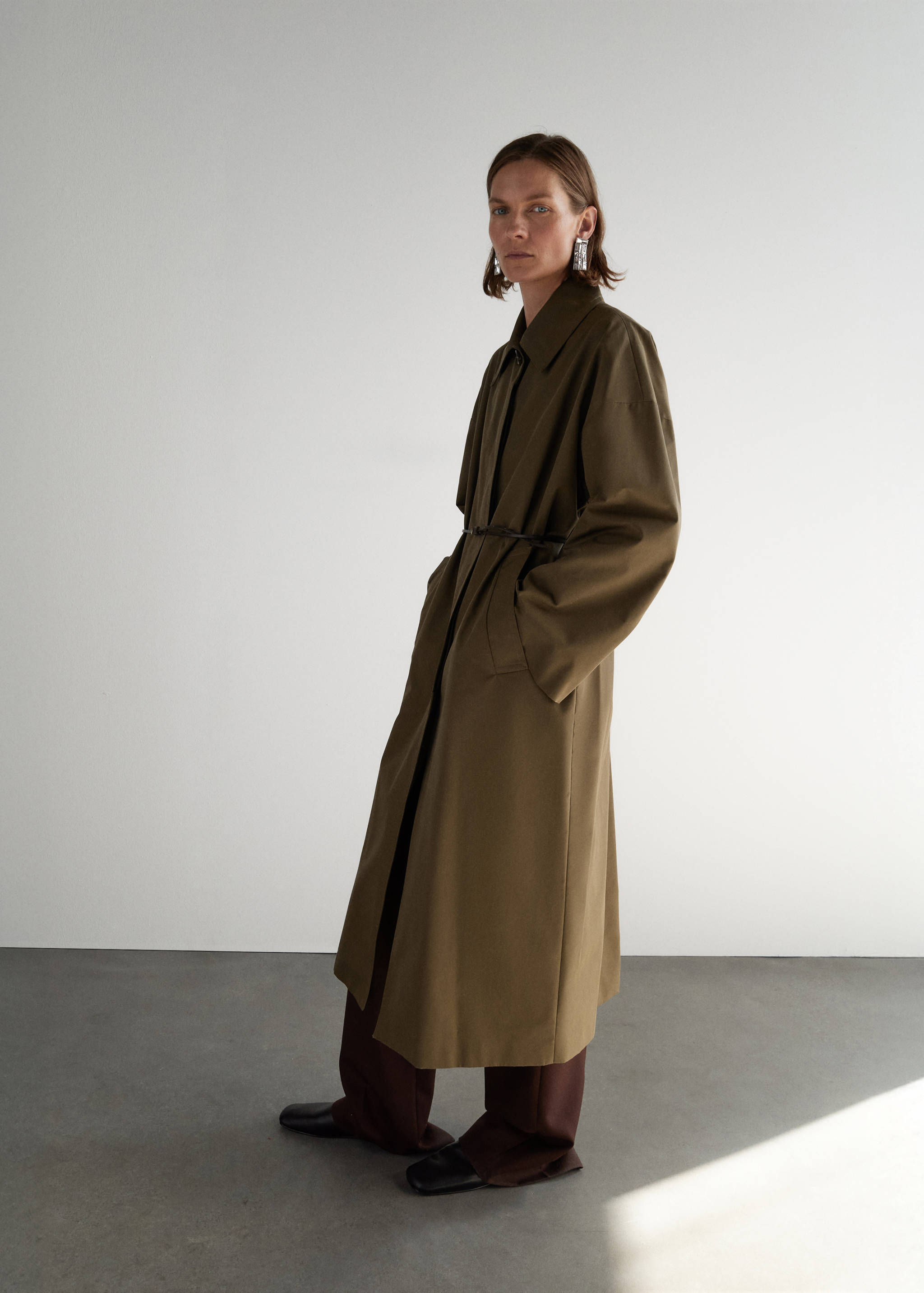 Long cotton trench coat with concealed buttons - Details of the article 2