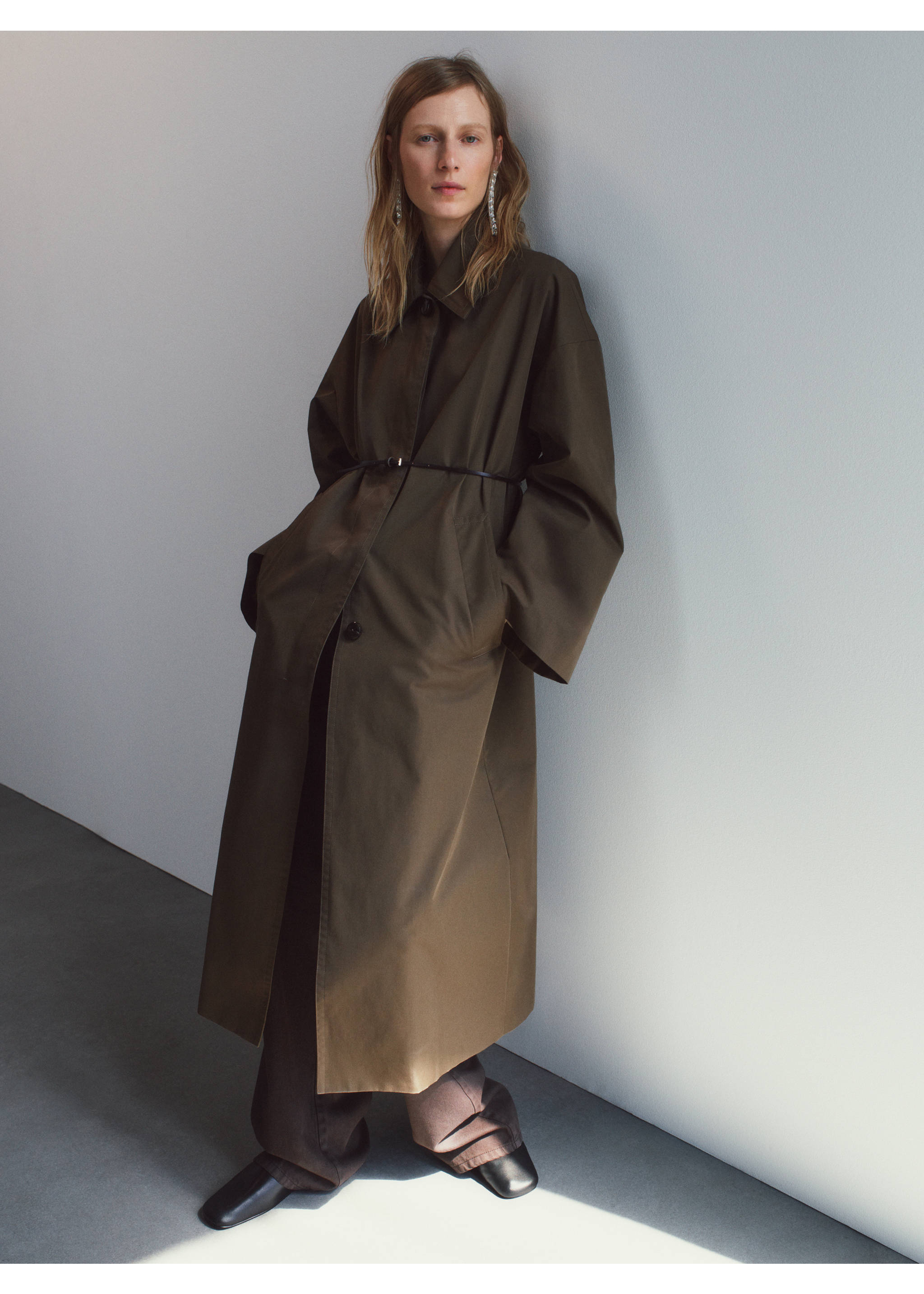 Long cotton trench coat with concealed buttons - Details of the article 9, Medium Brown. Ref: 17046361-00.