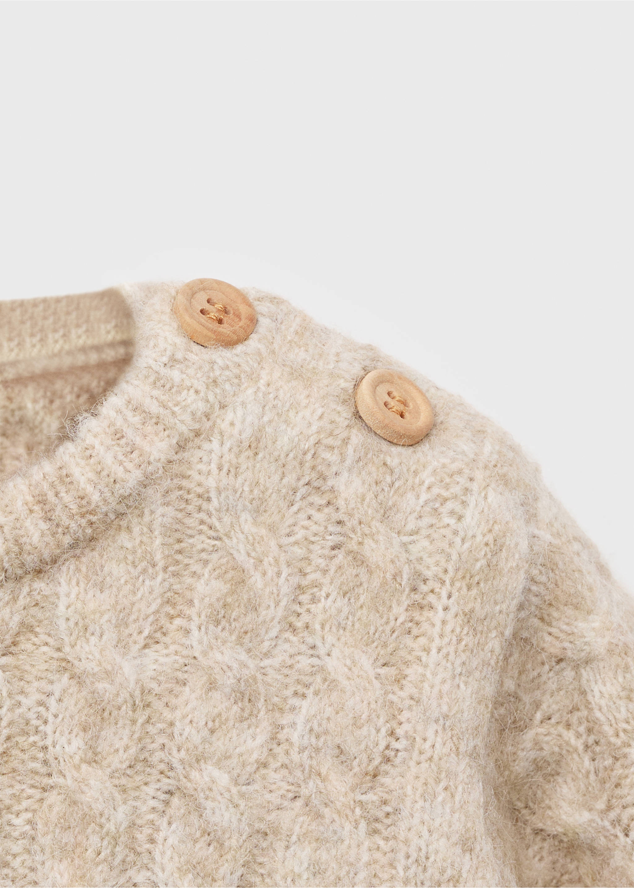 Cable-knit sweater - Details of the article 8, Sand. Ref: 17046737-00.