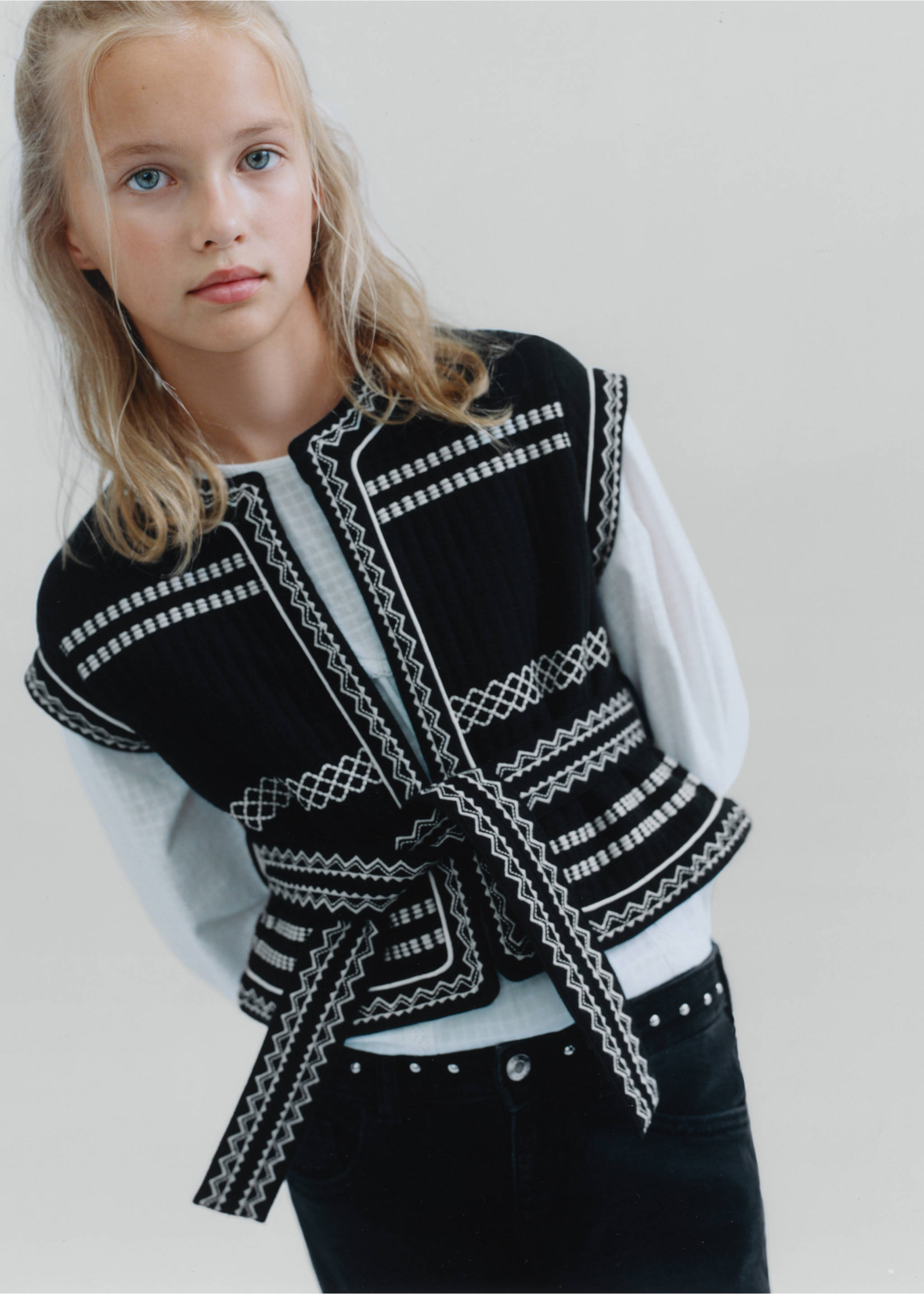 Embroidered waistcoat with belt - Details of the article 5, Black. Ref: 17046738-00.