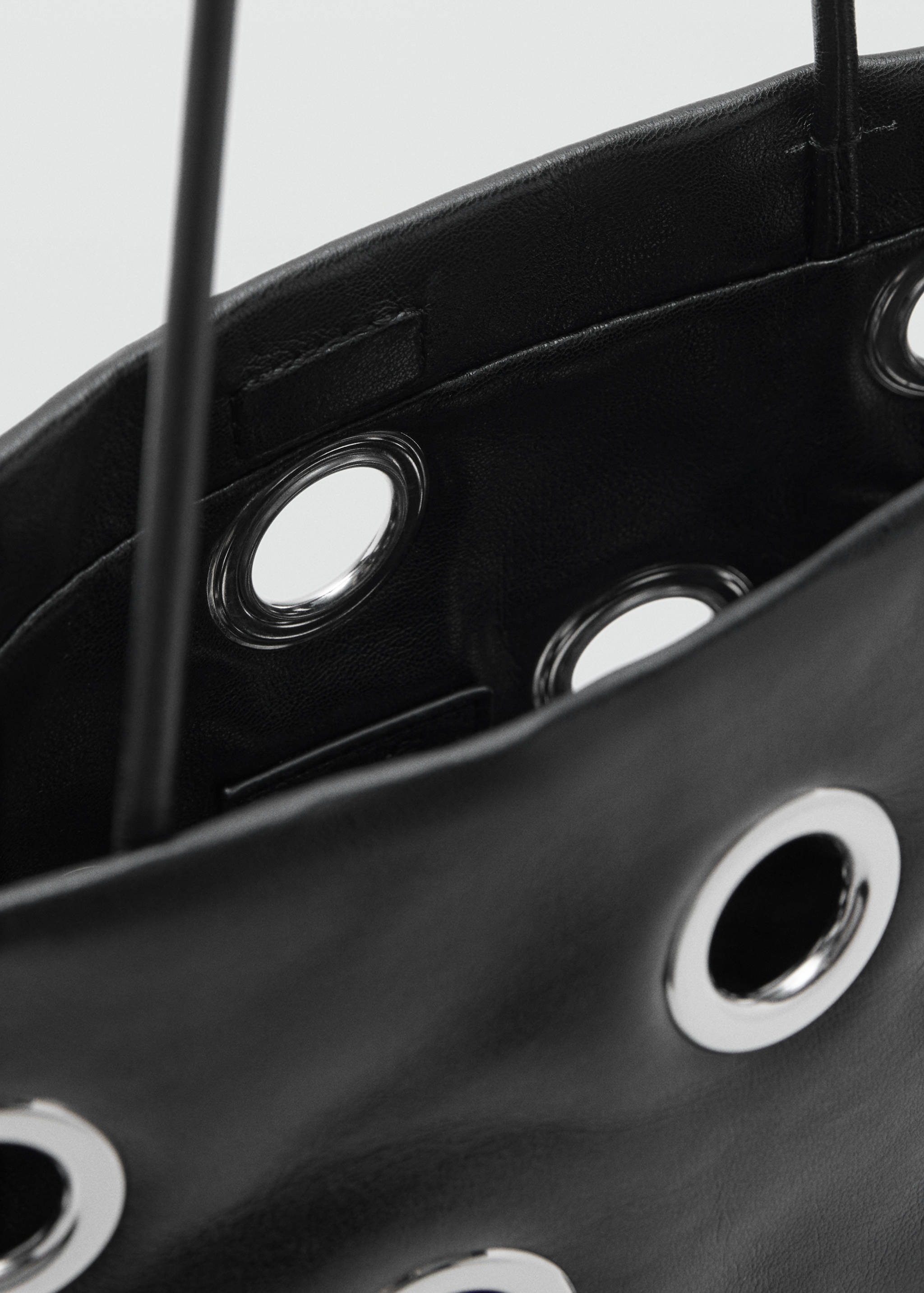 Shoulder bag with eyelets - Details of the article 2