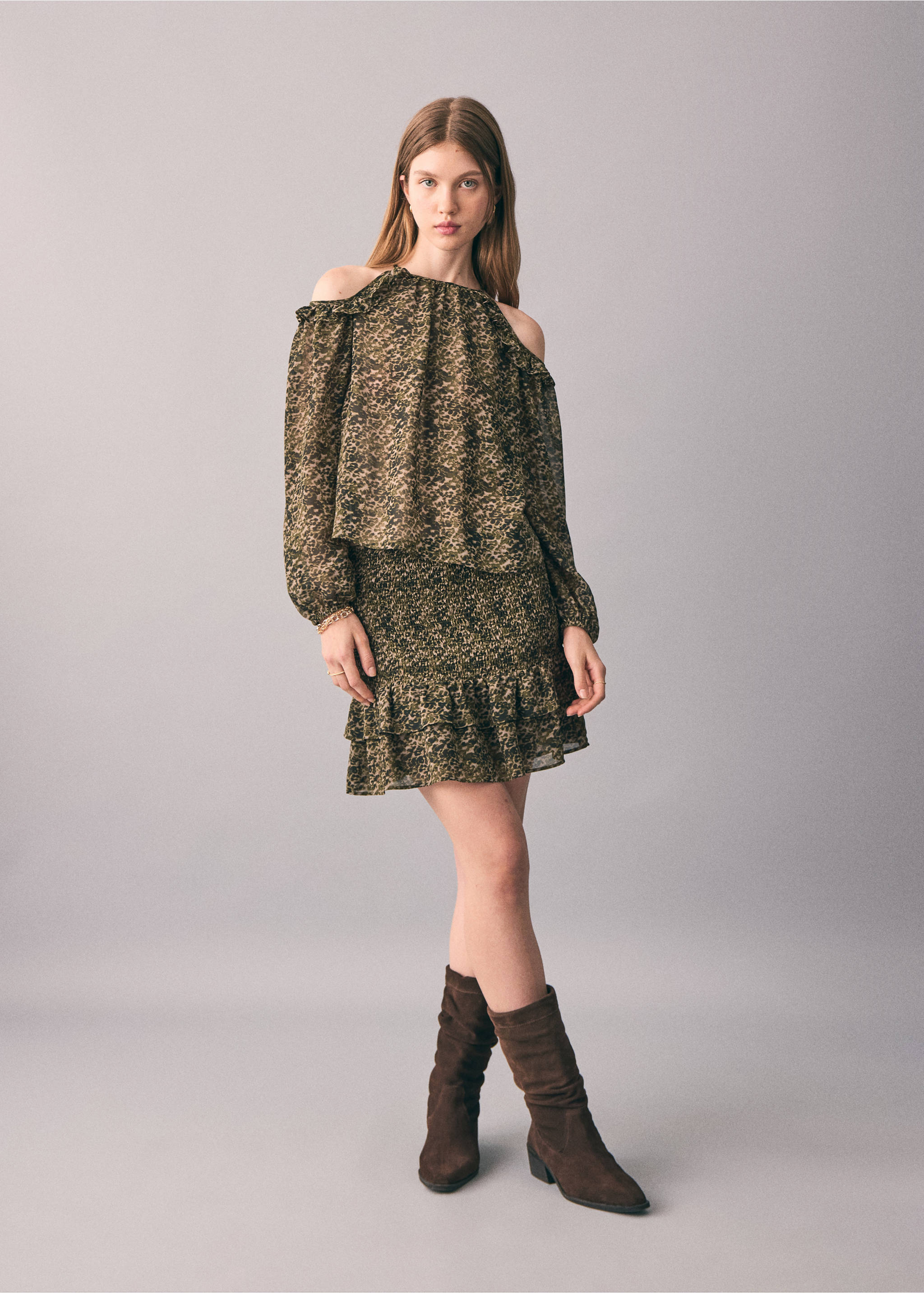 Brusa estampada cut out - Detall de l'article 2, Caqui. Ref: 17047122-00.