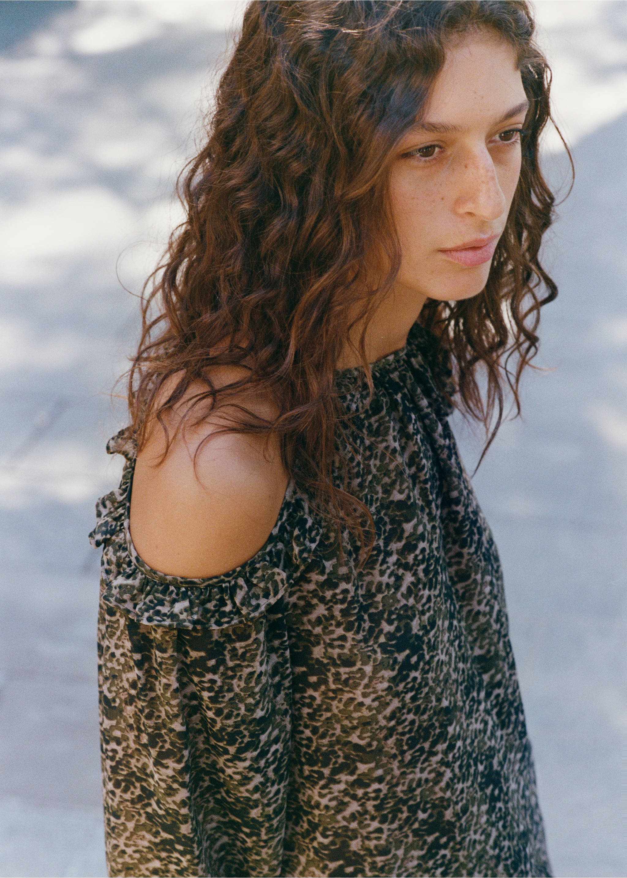 Brusa estampada cut out - Detall de l'article 5, Caqui. Ref: 17047122-00.