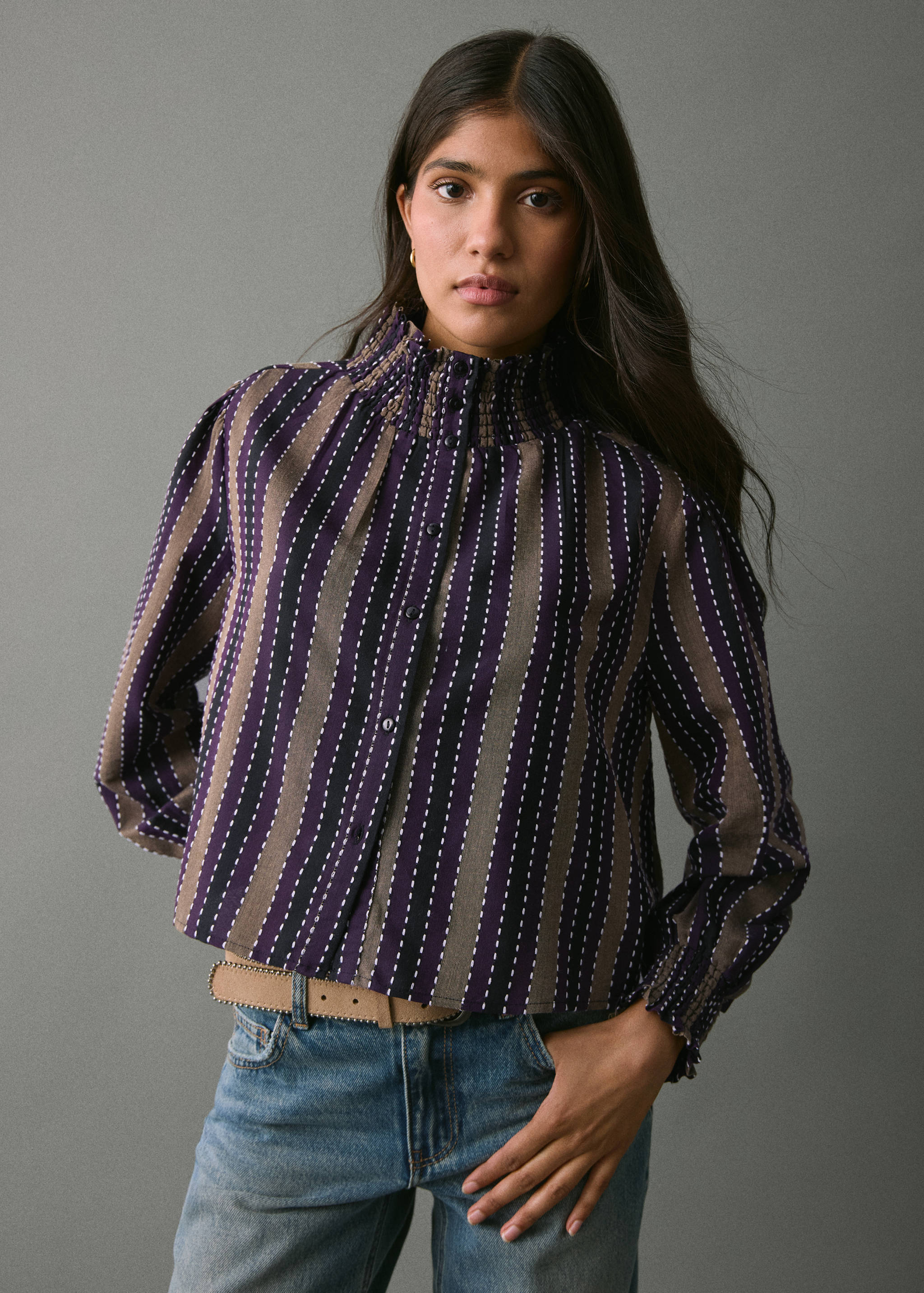 Gestreifte Bluse mit Stickdetails - Mittlere Ansicht