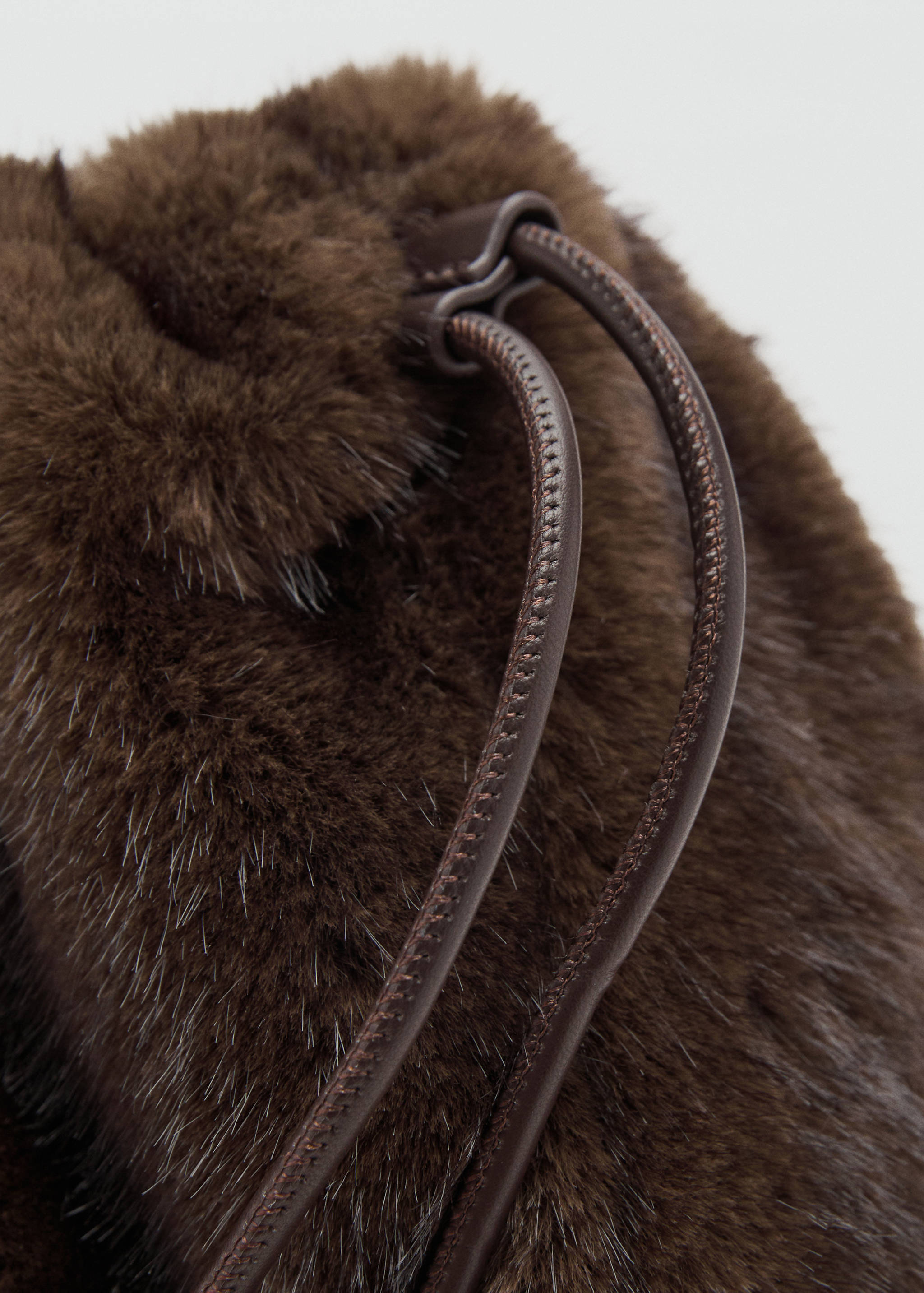 Bolso mano efecto pelo - Detalle del artículo 1
