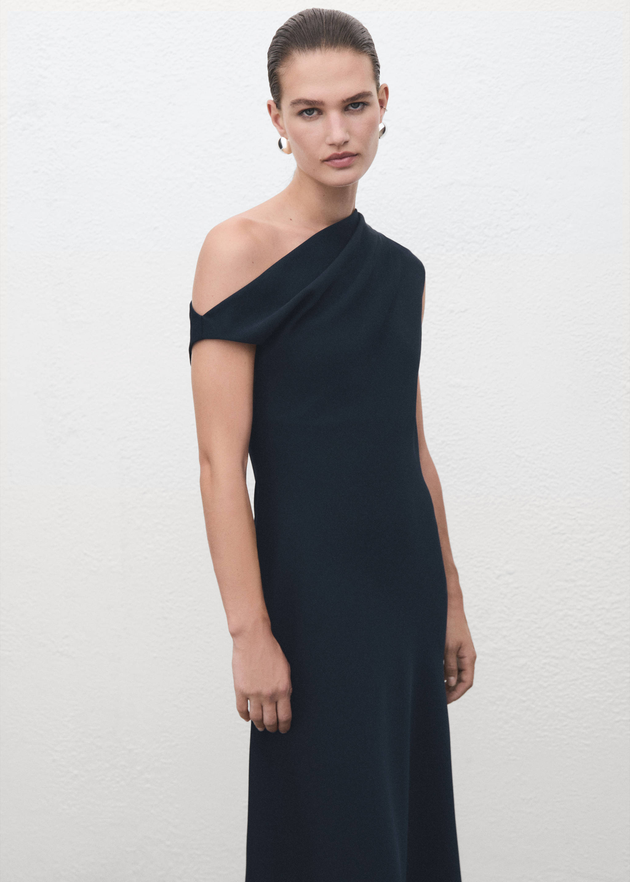 A-line dress with asymmetrical neckline - Medium plane