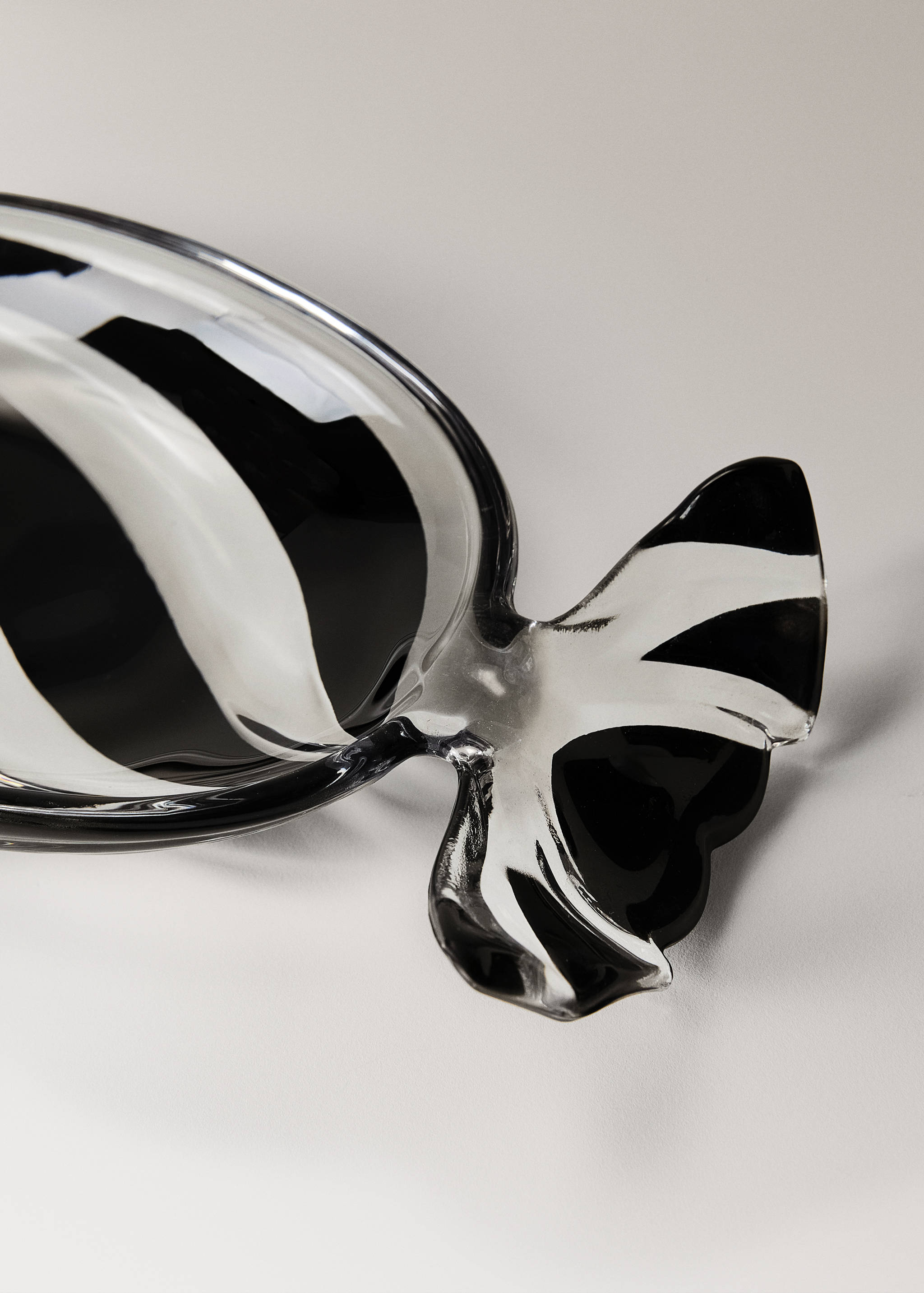 Glass tray with ribbon lines - Details of the article 2