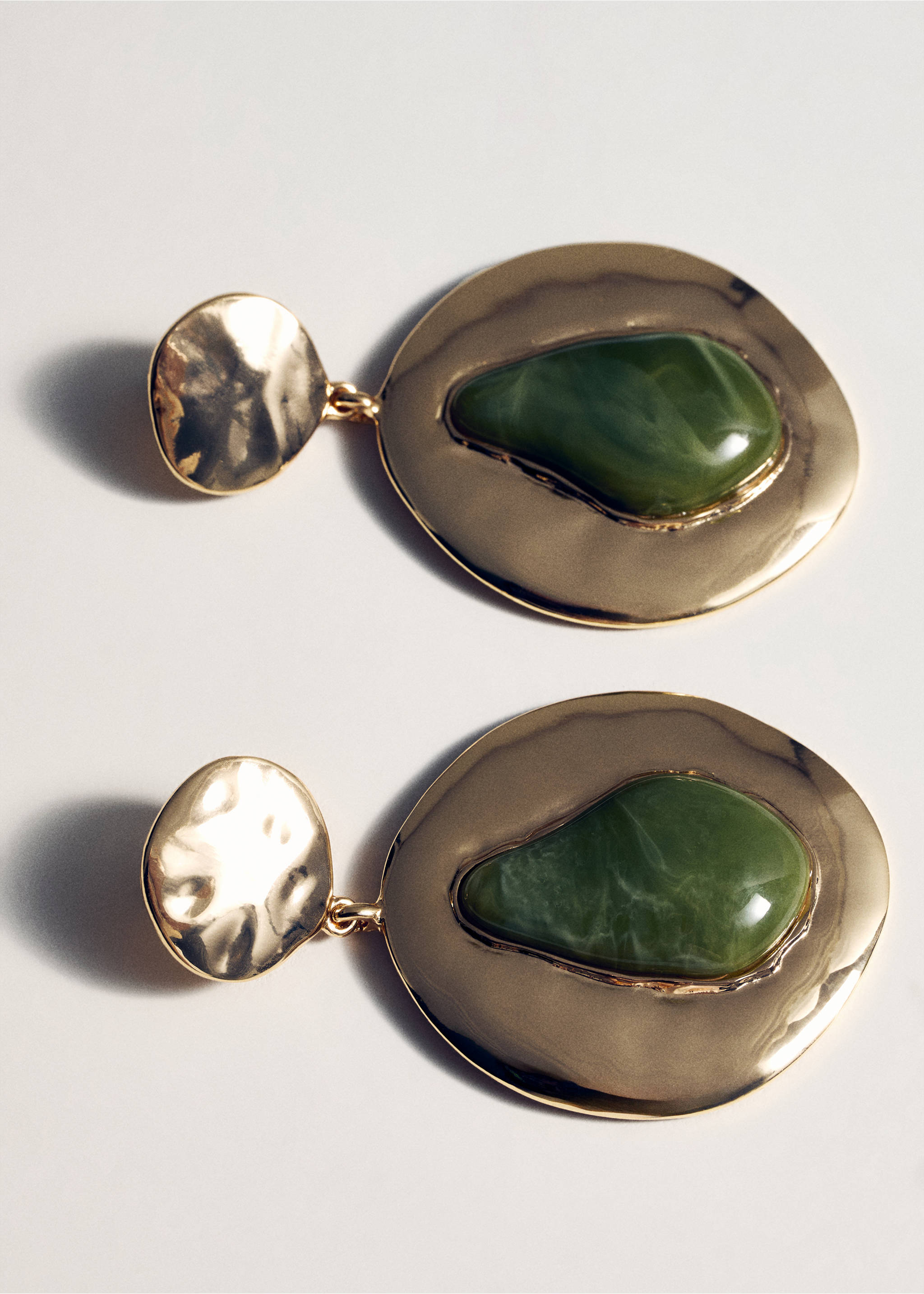Combined resin hanging earrings - Details of the article 5, Green. Ref: 17047798-00.