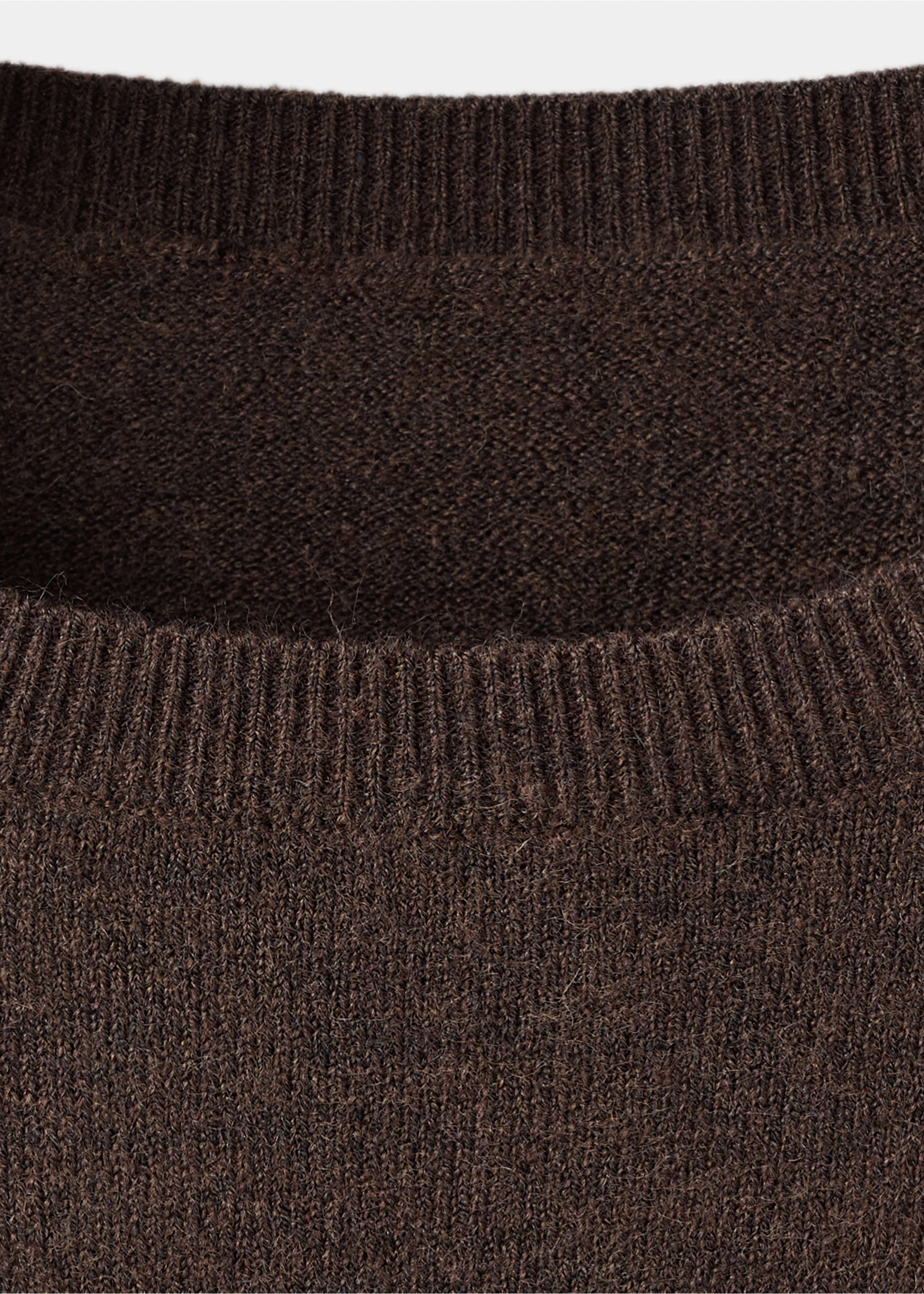 Primer plano del cuello redondo canalé en un vestido de punto marrón oscuro., Chocolate. Ref: 17047804-00.