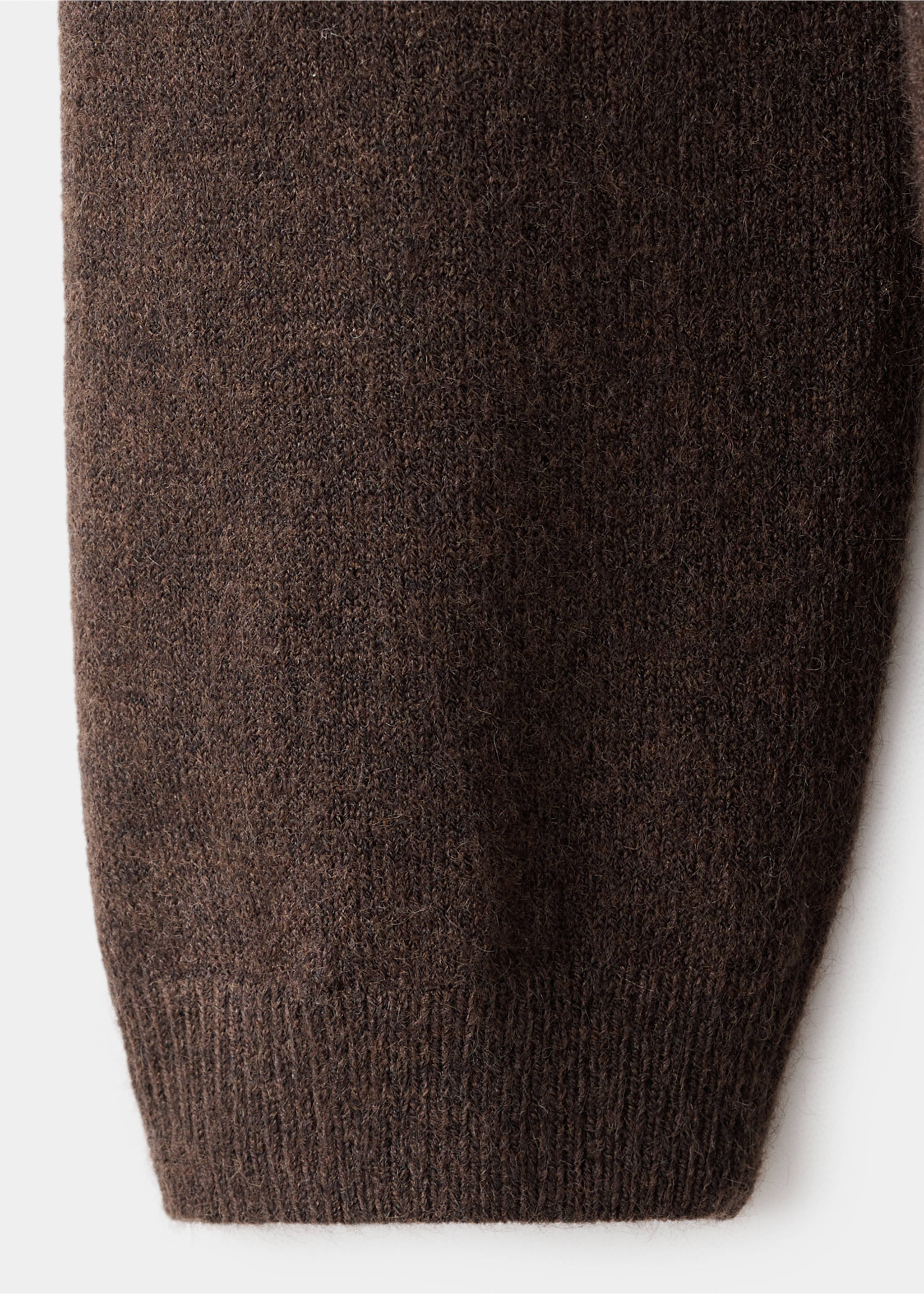 Detalle del tejido del vestido de punto marrón, que muestra un hilo de textura suave y dobladillo de canalé., Chocolate. Ref: 17047804-00.