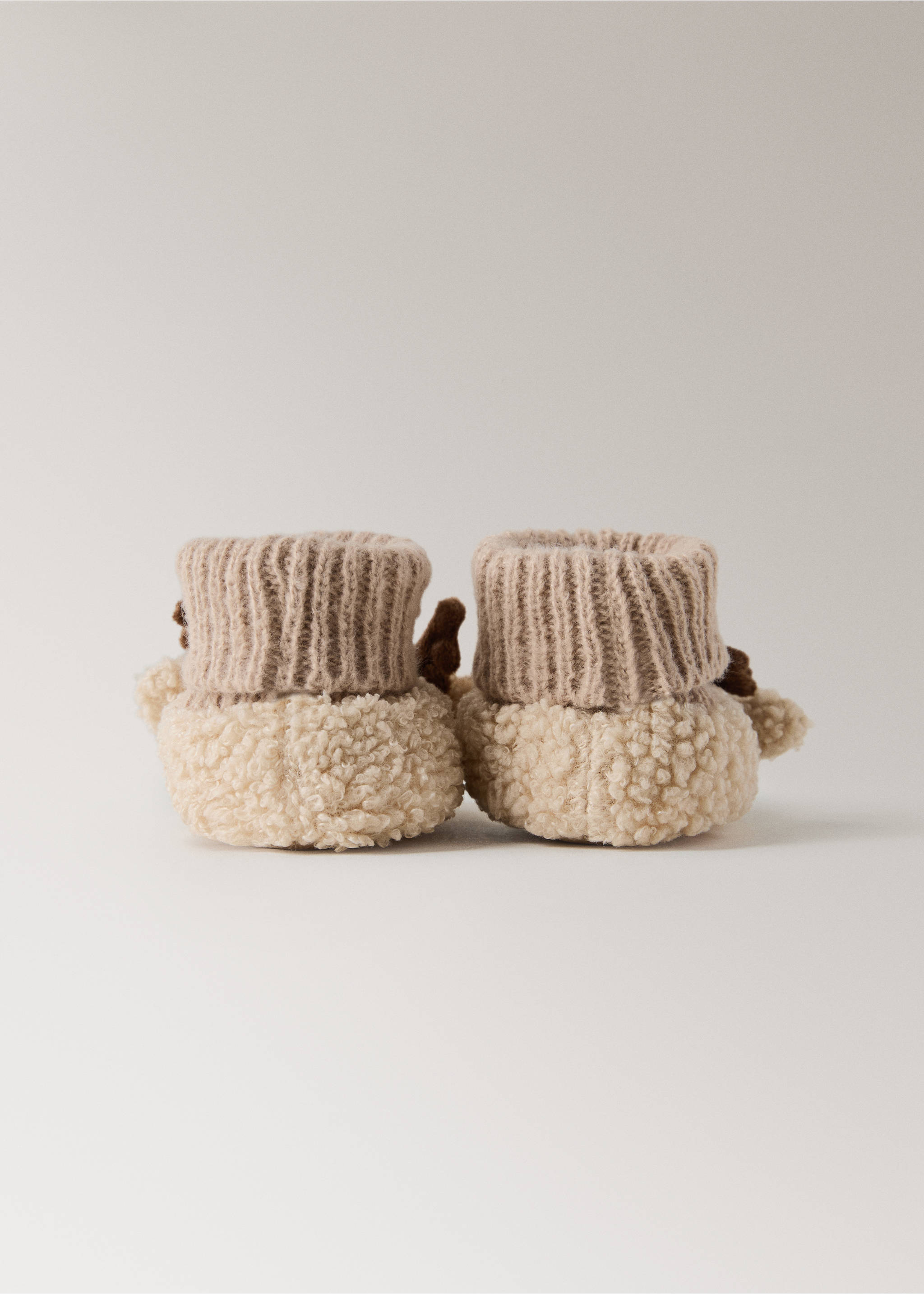 Reindeer lambskin booties - Details of the article 2, Sand. Ref: 17047904-00.
