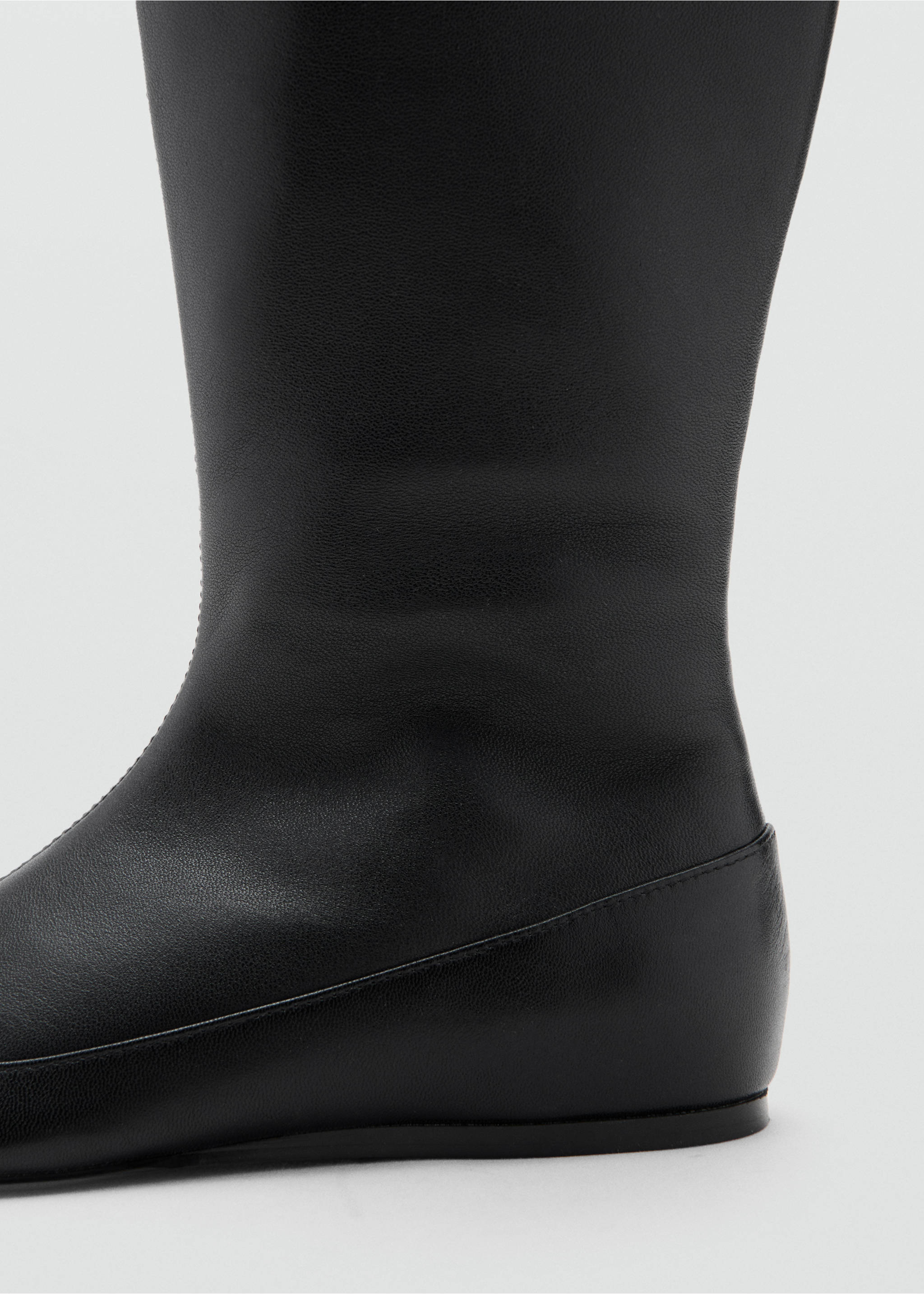 Close-up of a black leather boot detail, showing the shaft and heel panel., Black. Ref: 17048272-00.