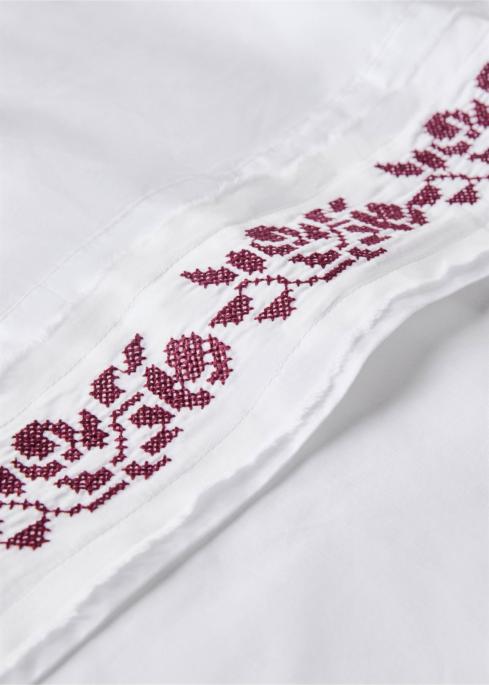 300-thread count satin cotton top sheet with cross-stitch embroidery for 180/200 bed - Details of the article 1, Off White. Ref: 17048288-00.