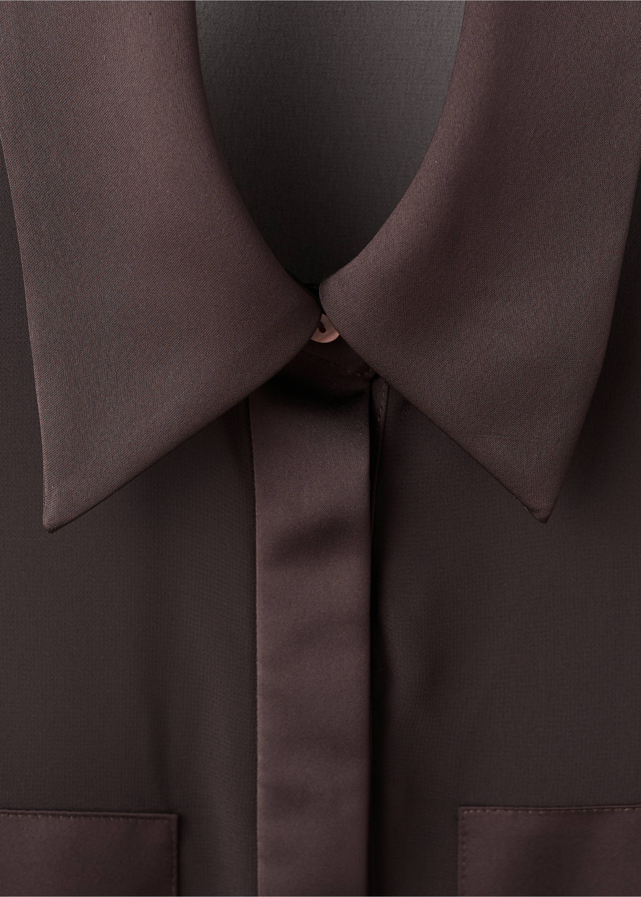 Halbtransparente Bluse mit Patches - Detail des Artikels 8, Schokolade. Ref: 17049104-00.
