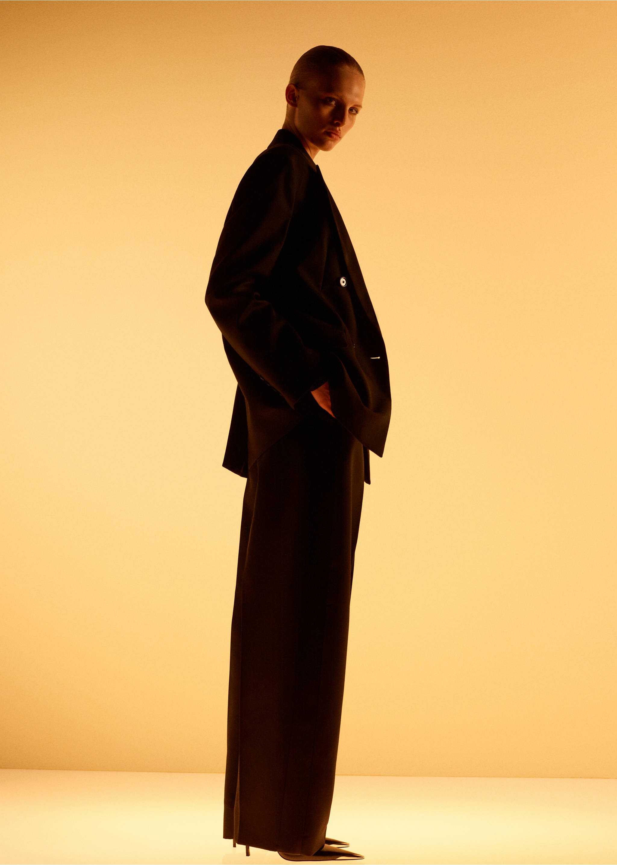 Dark wide-leg trousers seen from the back on a model., Black. Ref: 17049121-00.