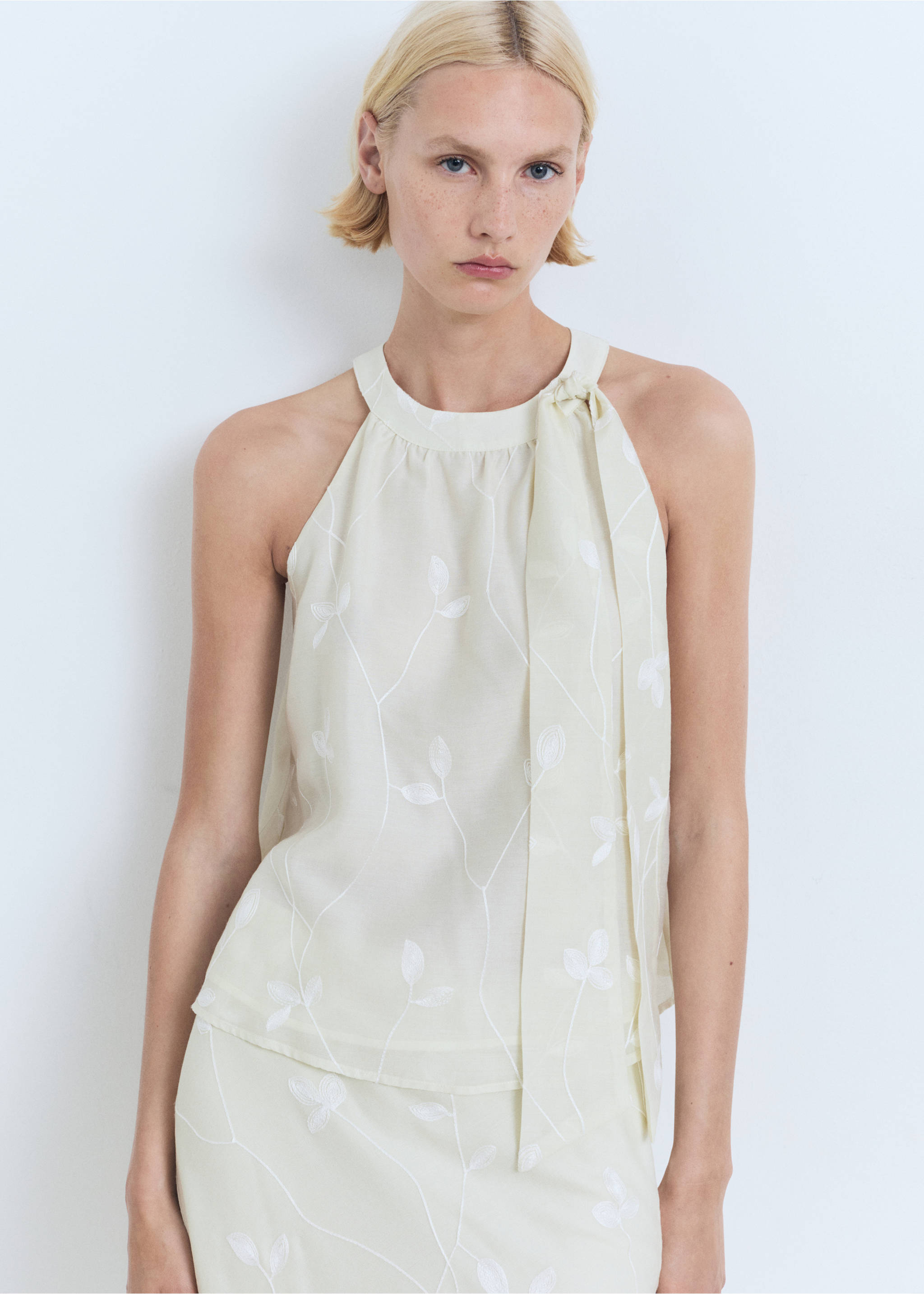 Halter-neck top with knot detail - Medium plane, Ecru. Ref: 17051155-00.