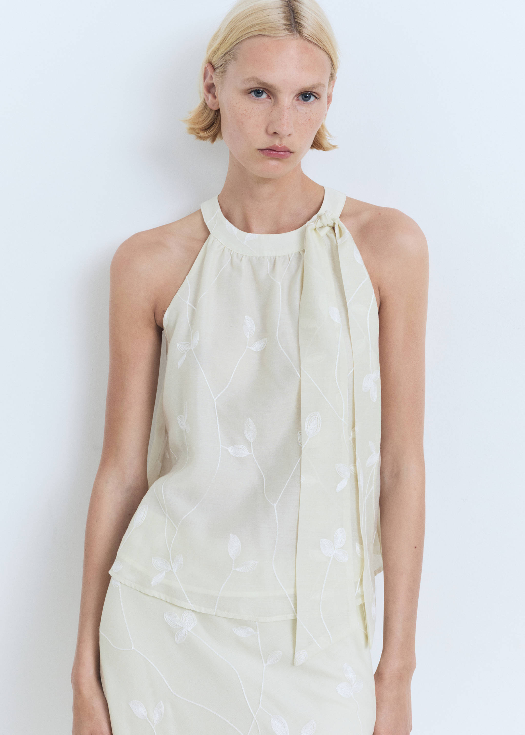Halter-neck top with knot detail - Medium plane