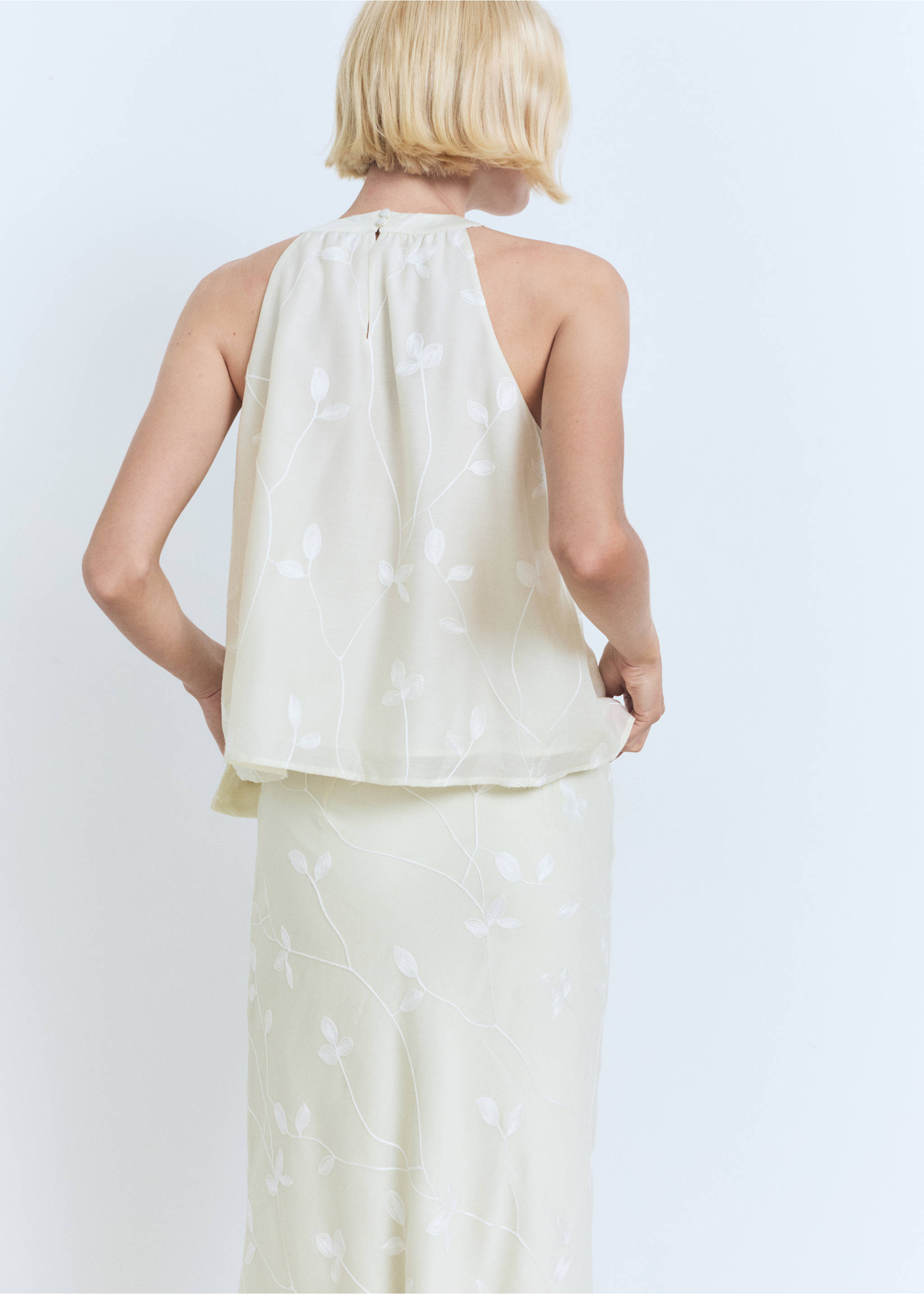 Halter-neck top with knot detail - Reverse of the article, Ecru. Ref: 17051155-00.