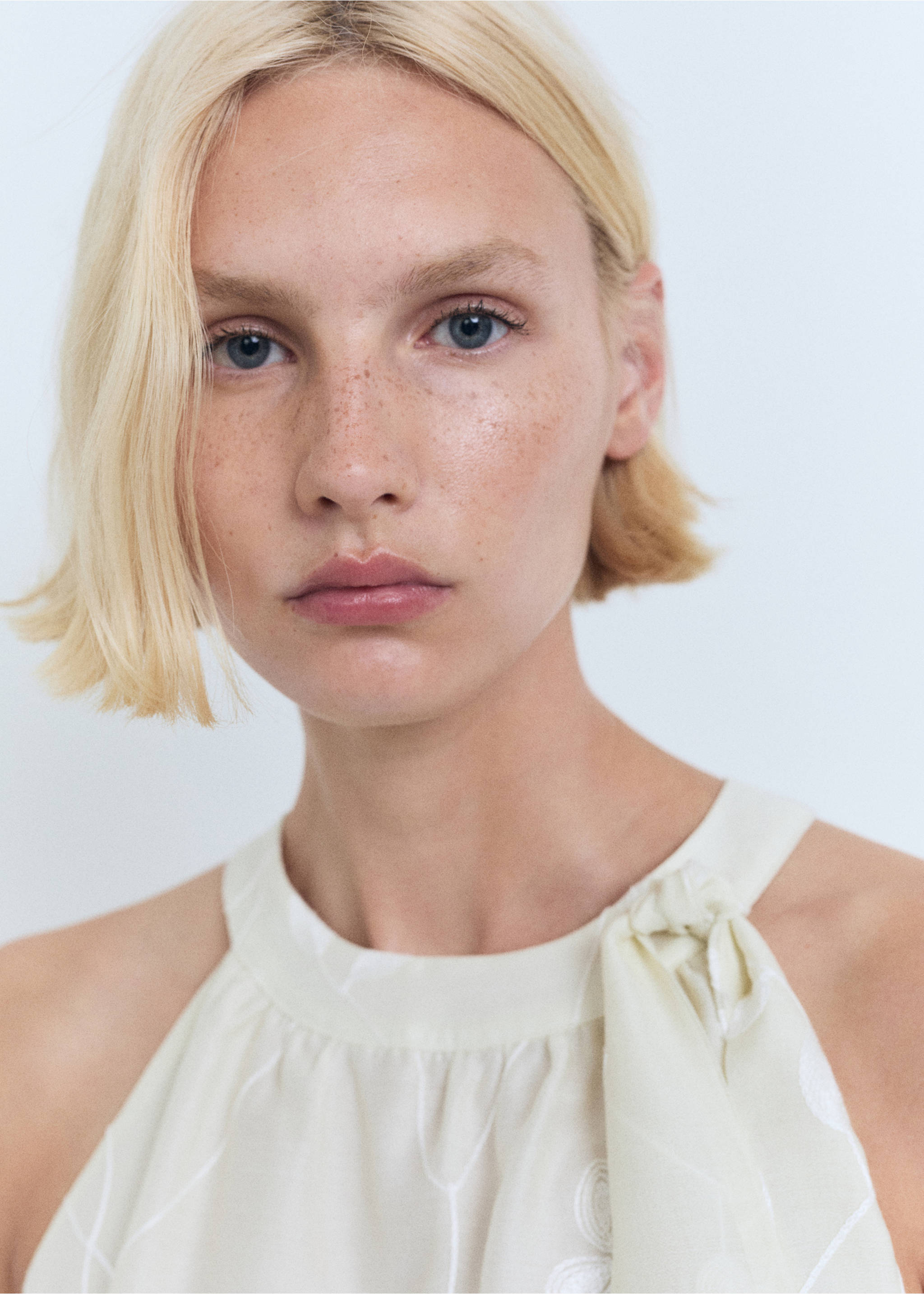 Halter-neck top with knot detail - Details of the article 1, Ecru. Ref: 17051155-00.