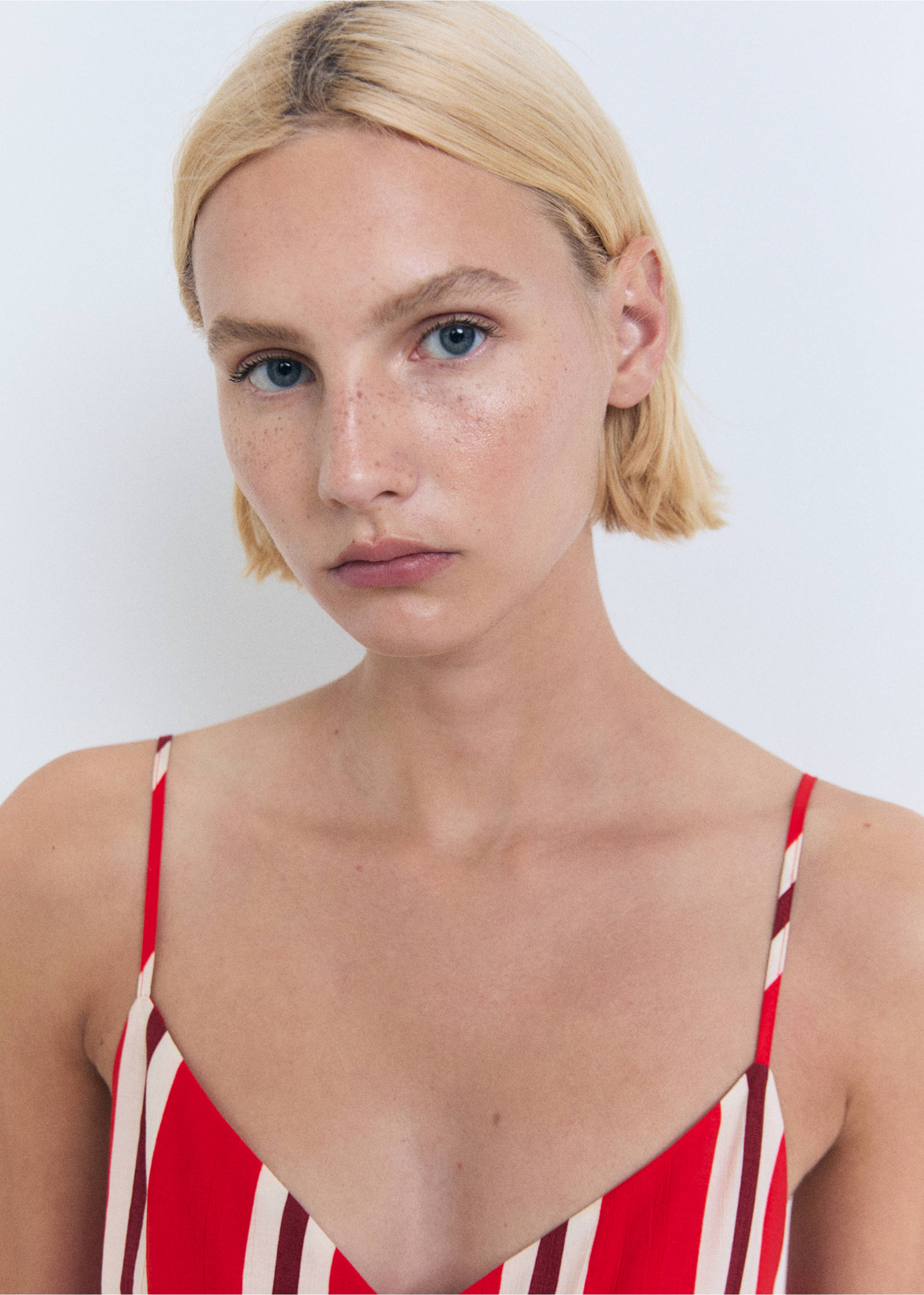 Striped jumpsuit with cut-out - Details of the article 2, Red. Ref: 17051165-00.