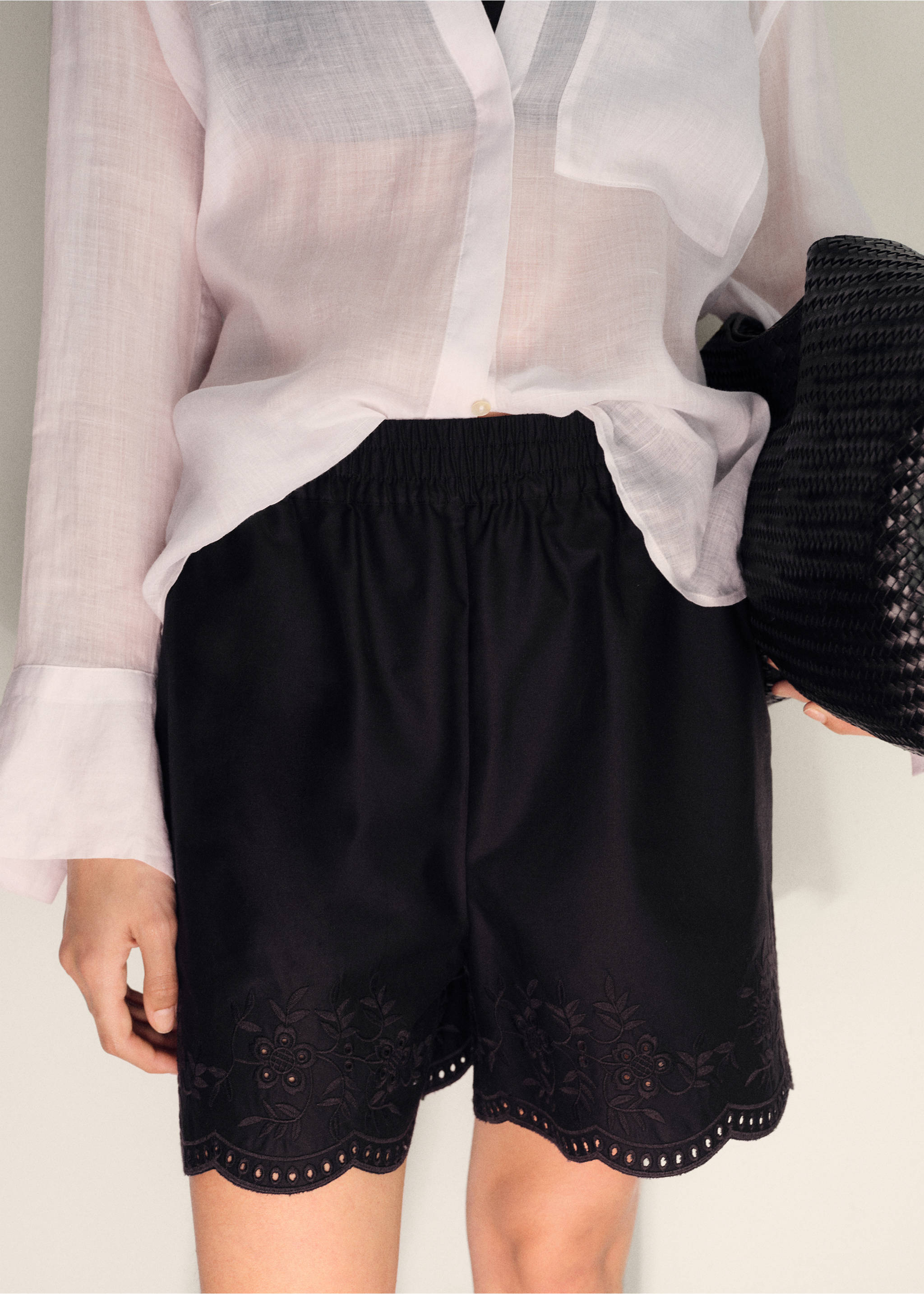 Pantaloni scurți satinați cu broderie pe margine - Plan mediu, Negru. Ref: 17051168-00.