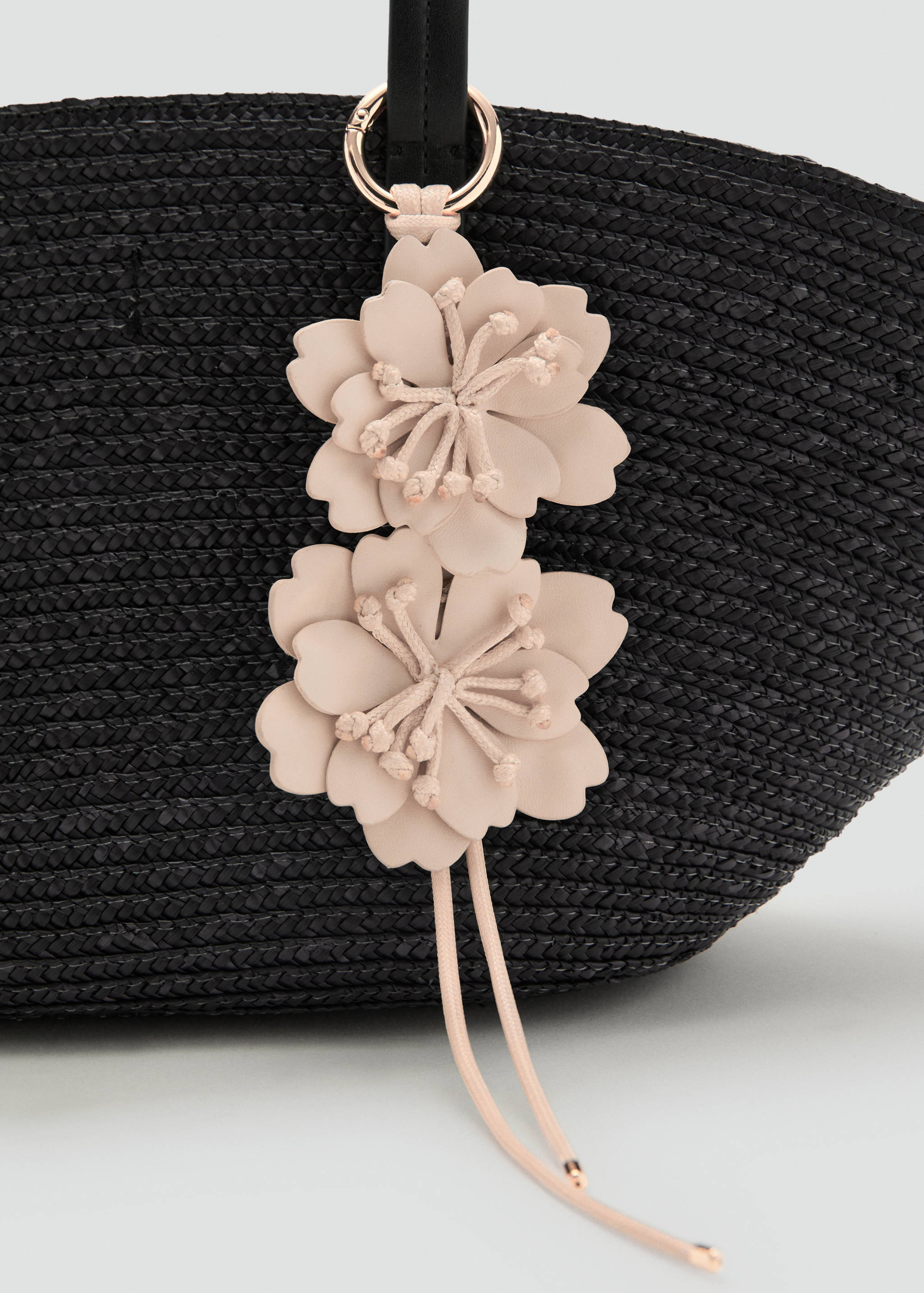 Naturfaser-Korbtasche mit Blumenanhänger - Detail des Artikels 1