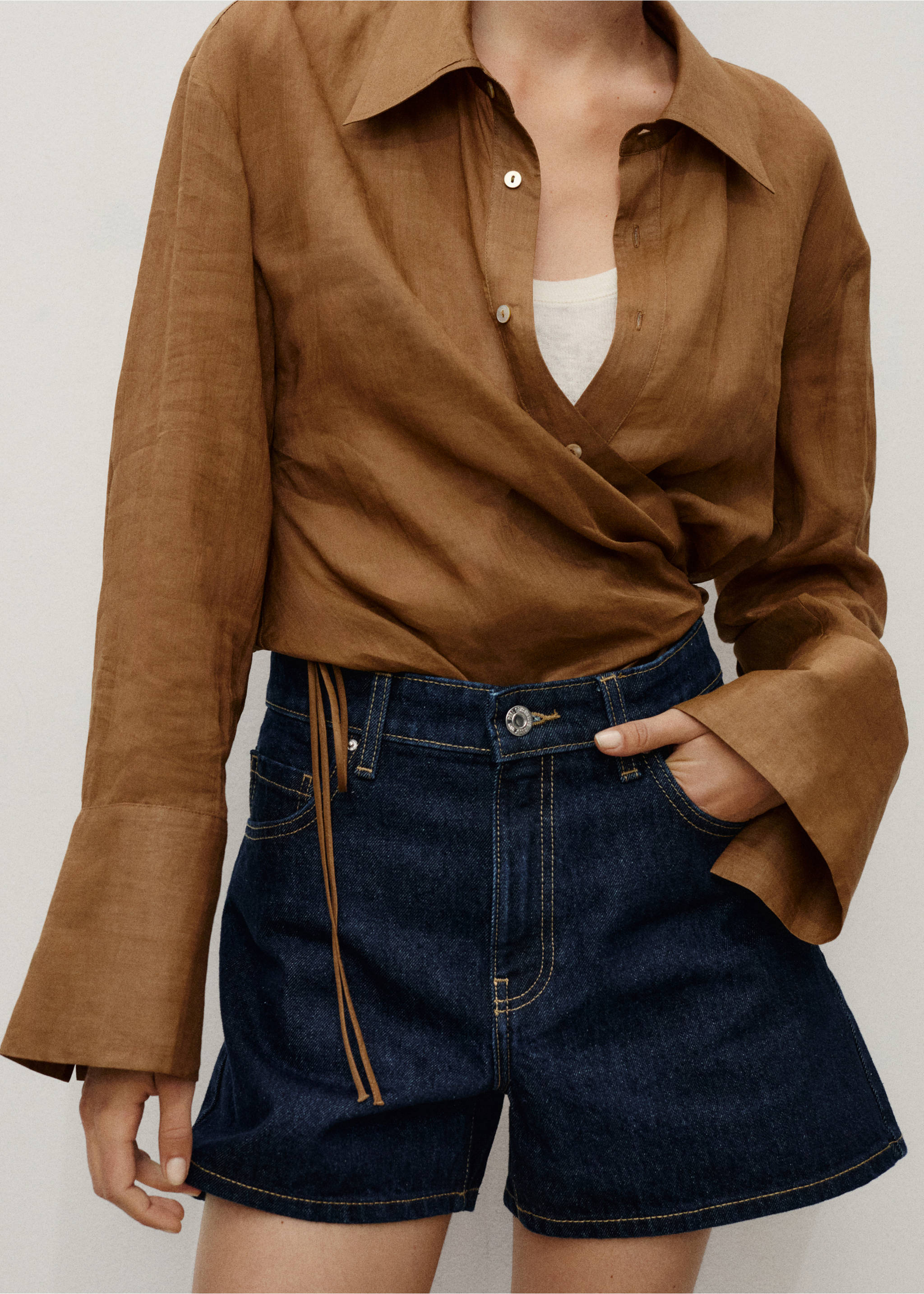 High-waisted straight-fit denim shorts - Details of the article 3, Open Blue. Ref: 17051188-00.