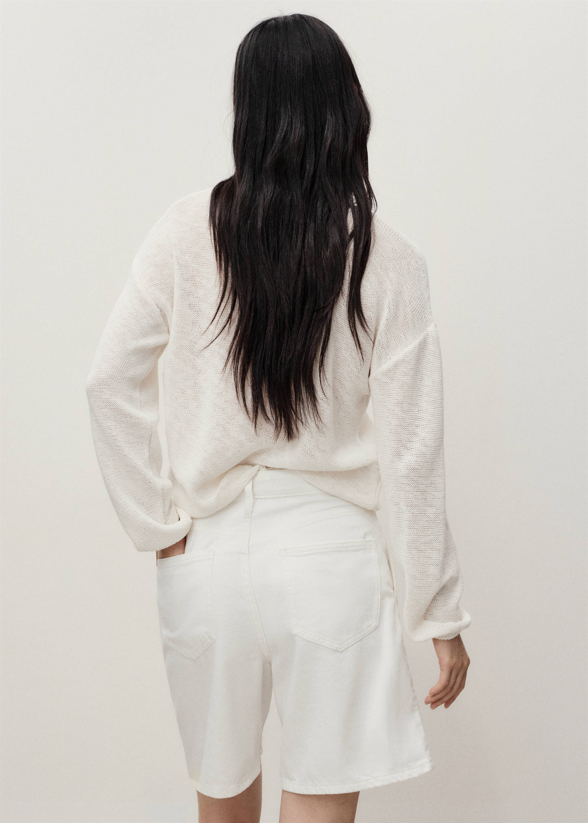 Mid-rise denim bermuda shorts with pleats - Reverse of the article