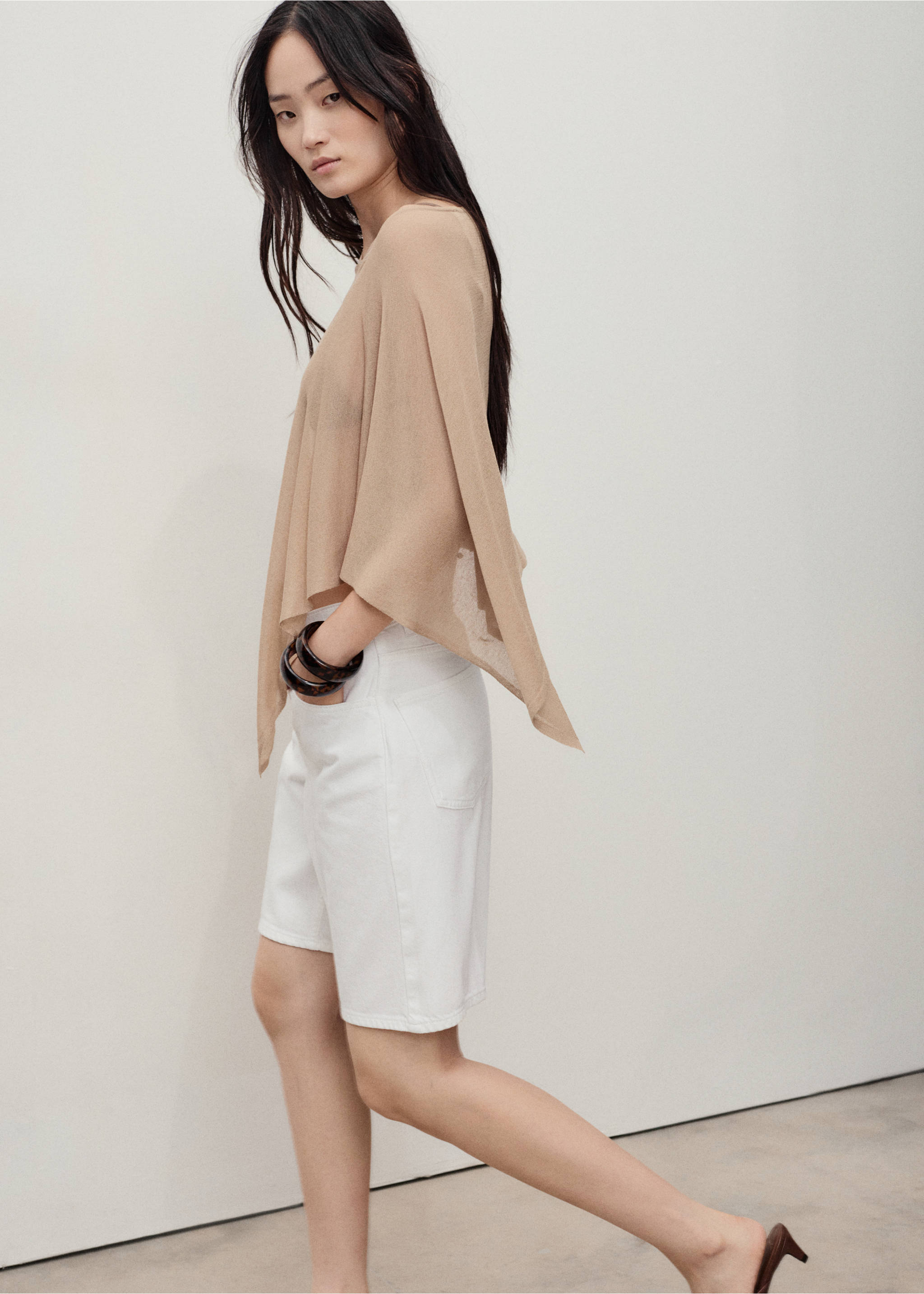 High-waist straight-fit denim shorts - Details of the article 2, White. Ref: 17051197-00.