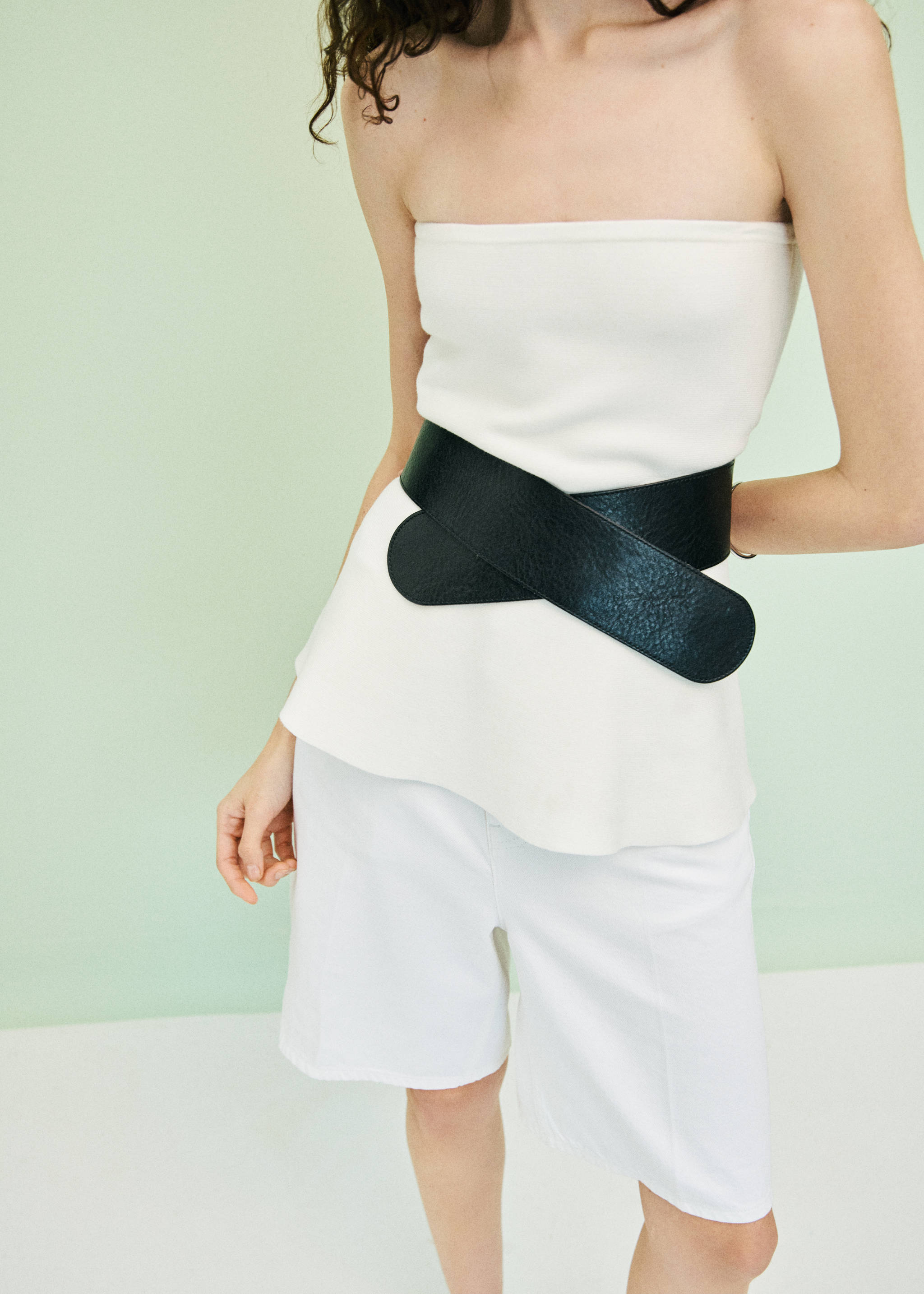 High-waist straight-fit denim shorts - Details of the article 7, White. Ref: 17051197-00.