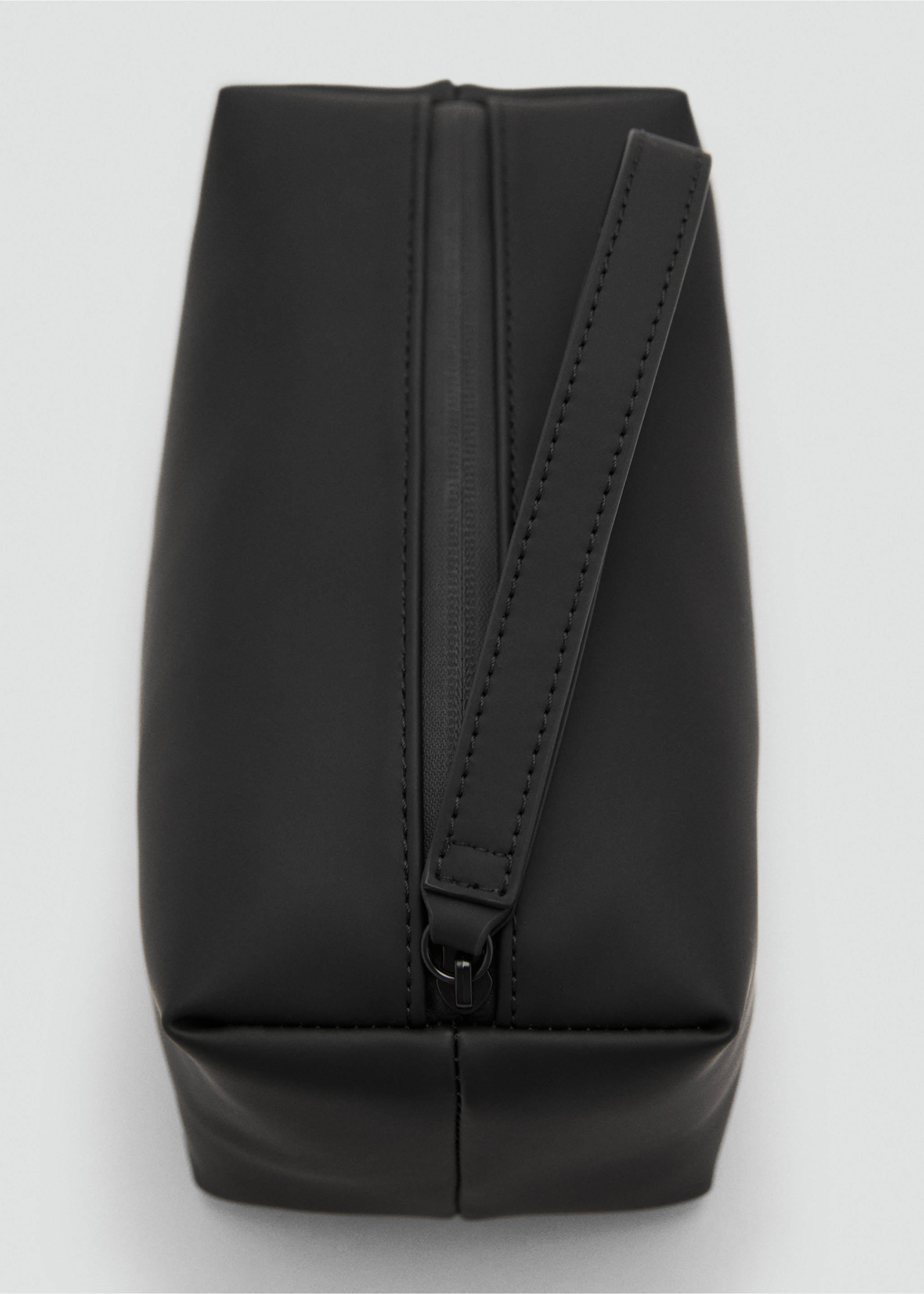 Trousse de toilette effet grainé à poignée contrastante - Détail de l'article 2, Noir. Ref: 17051202-00.