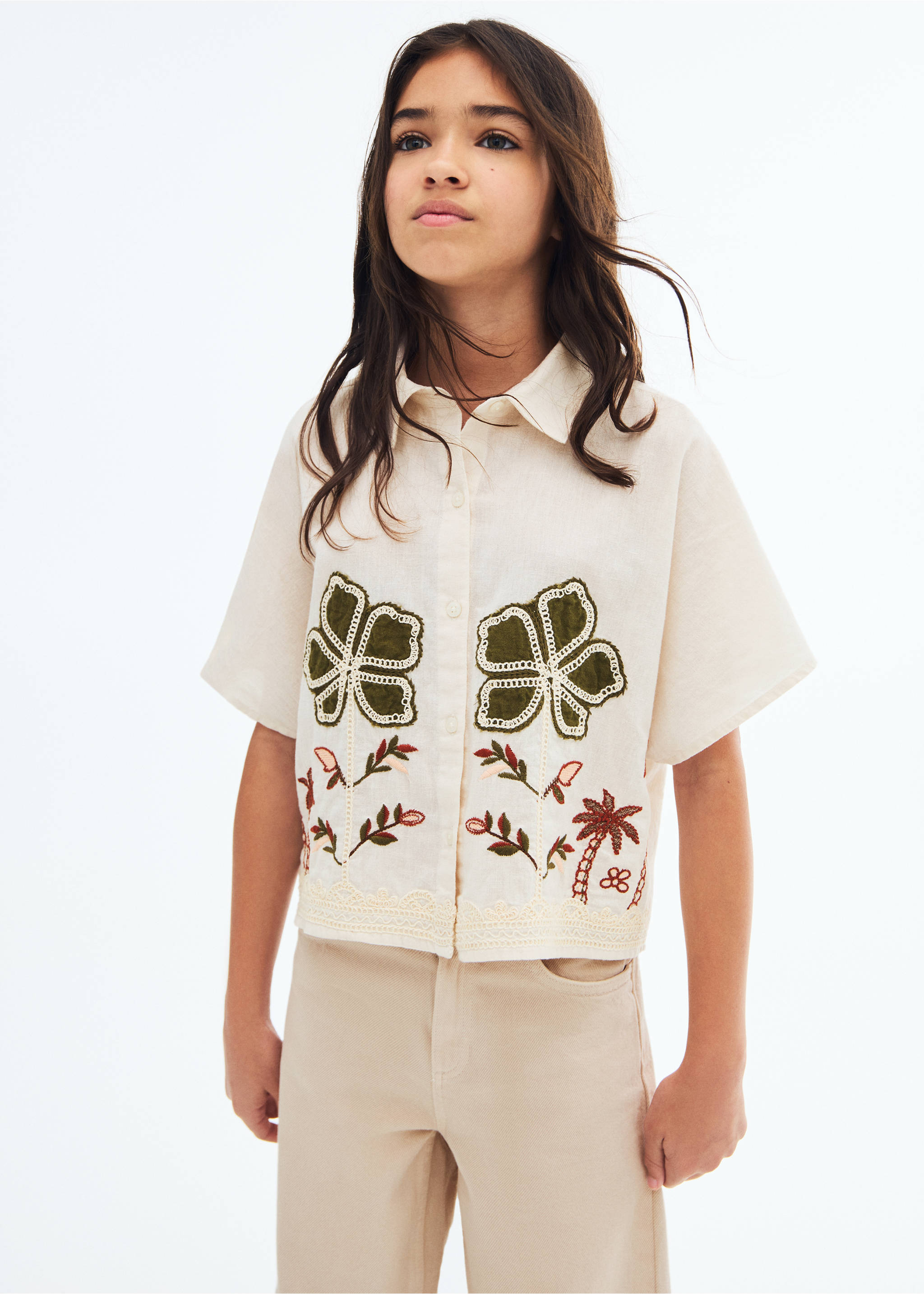 Camisa lino bordada flores - Plano medio, Crudo. Ref: 17051209-00.