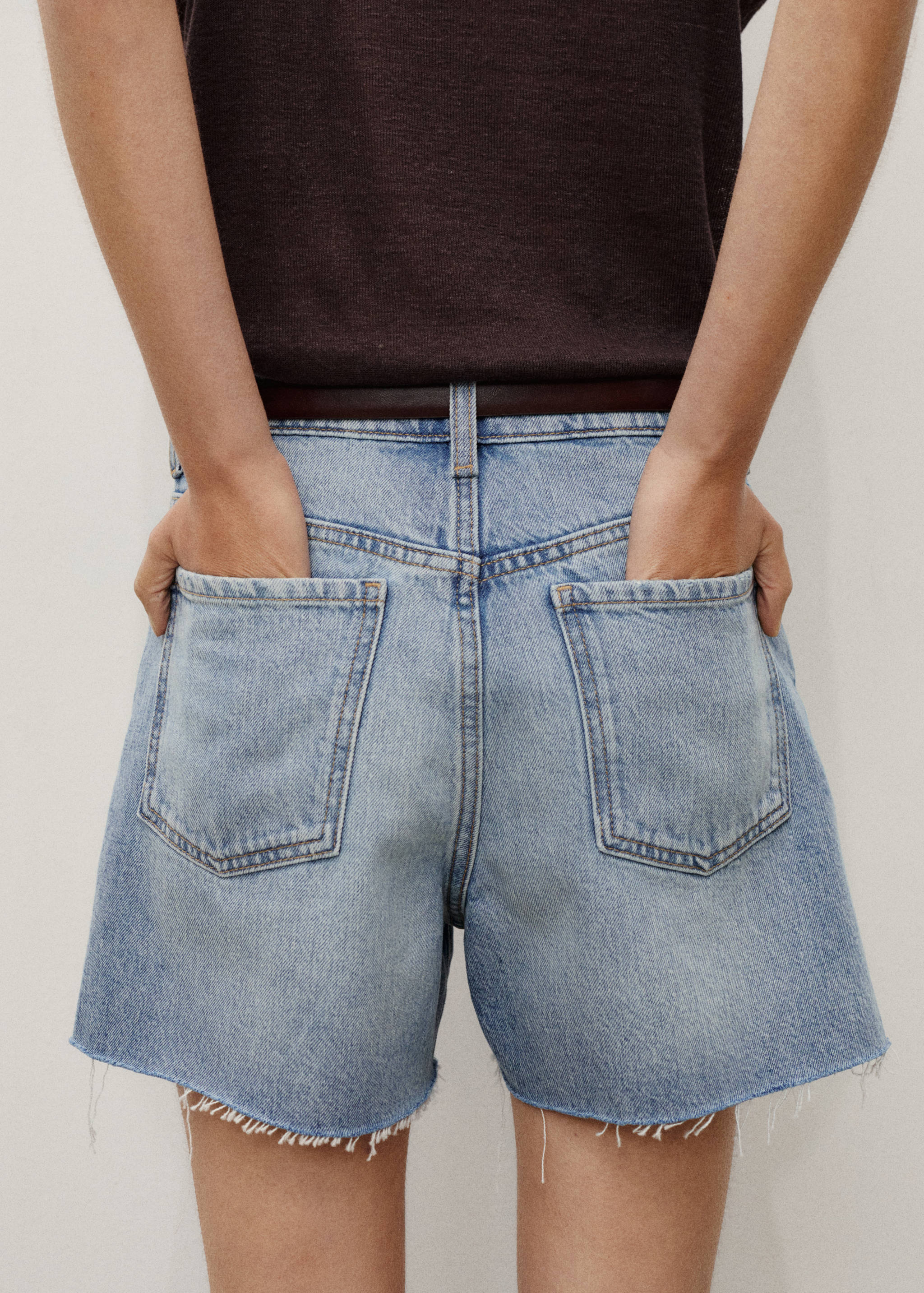 Denim shorts with frayed hem - Details of the article 3
