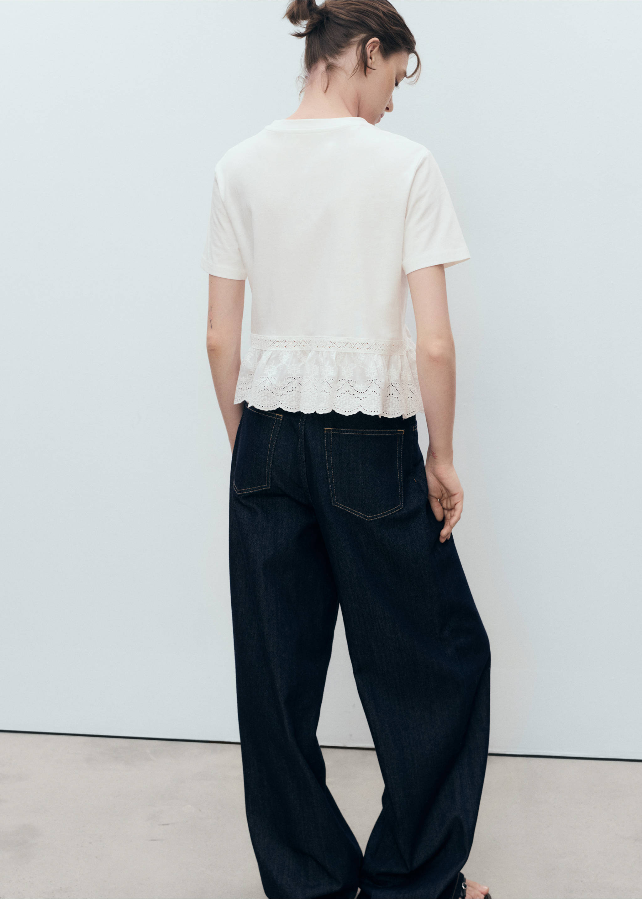 Embroidered ruffle t-shirt - Reverse of the article, Off White. Ref: 17051212-00.