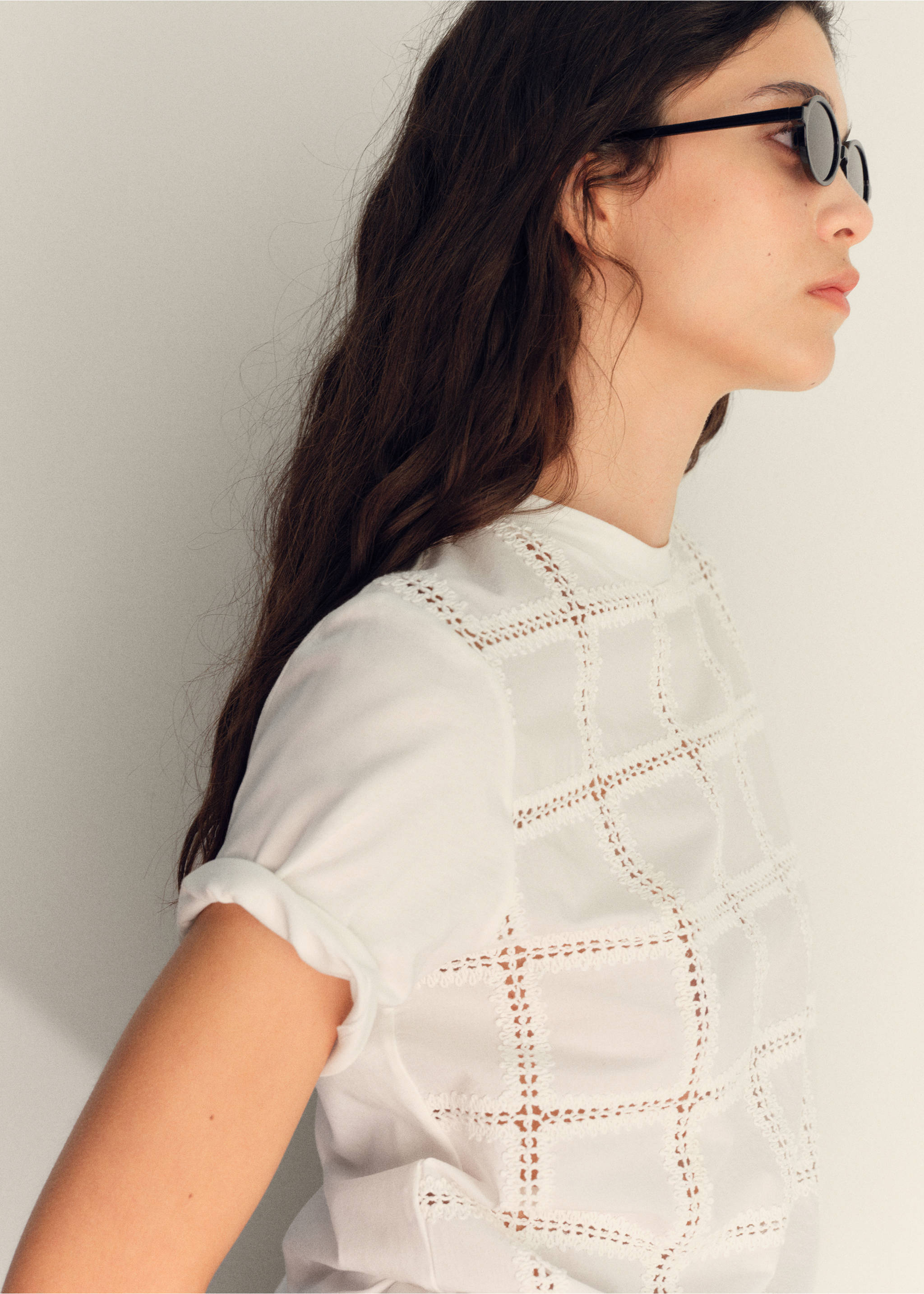 Camiseta detalles bordados - Plano medio, Blanco roto. Ref: 17051213-00.