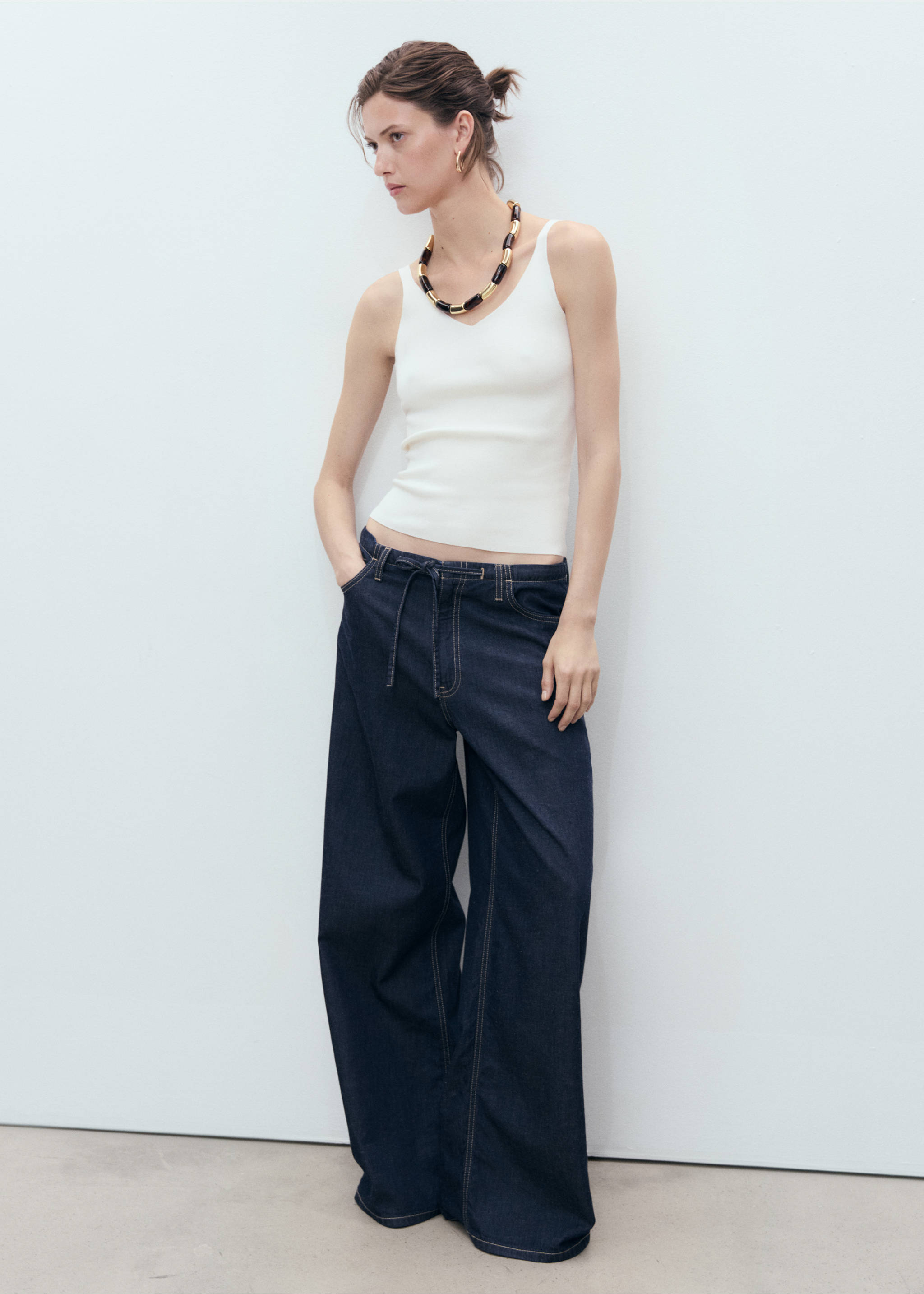 Úpletový top s výstřihem do V - Celkový náhled, Béžová. Ref: 17051217-00.