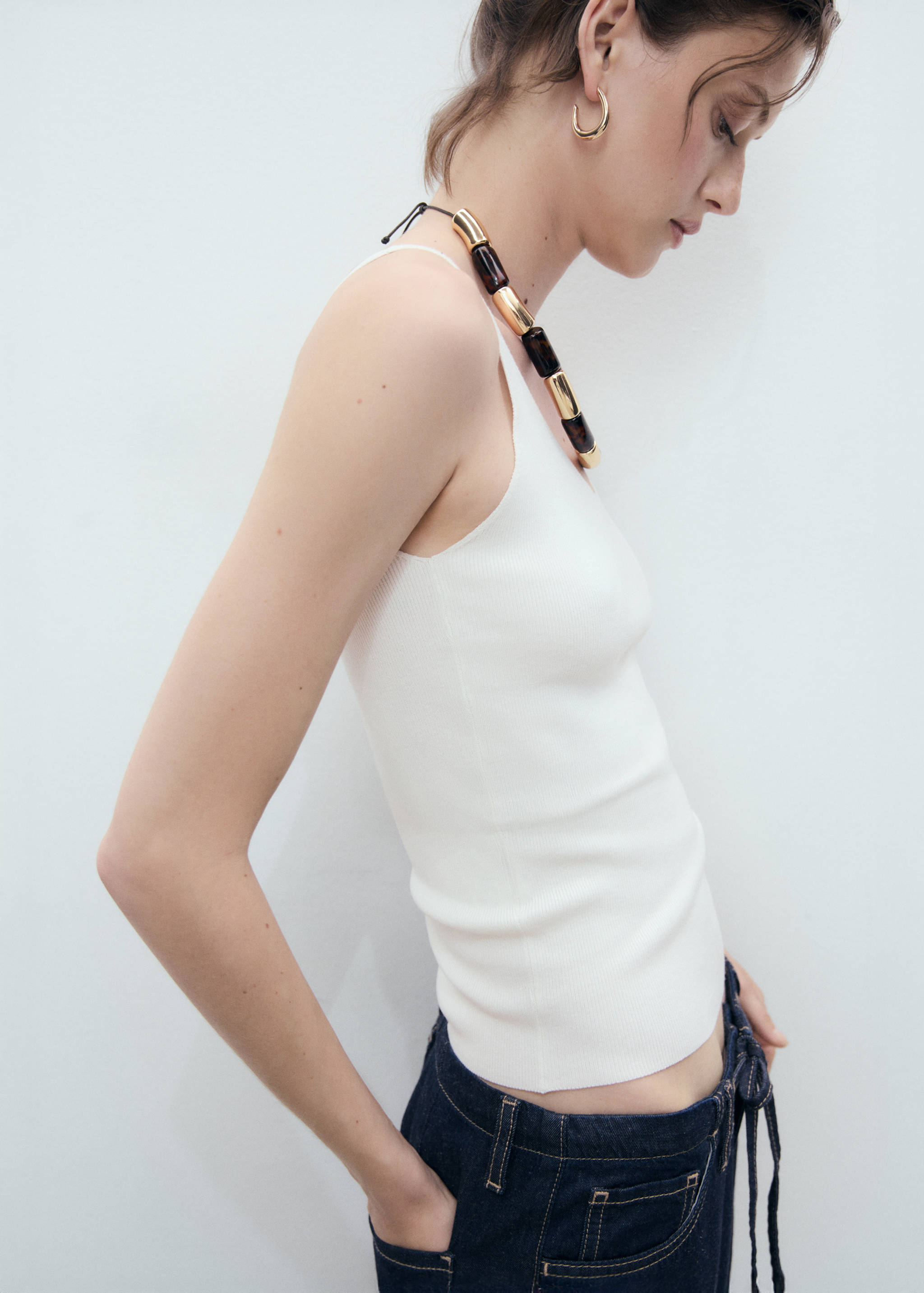 Úpletový top s výstřihem do V - Náhled ve středové rovině